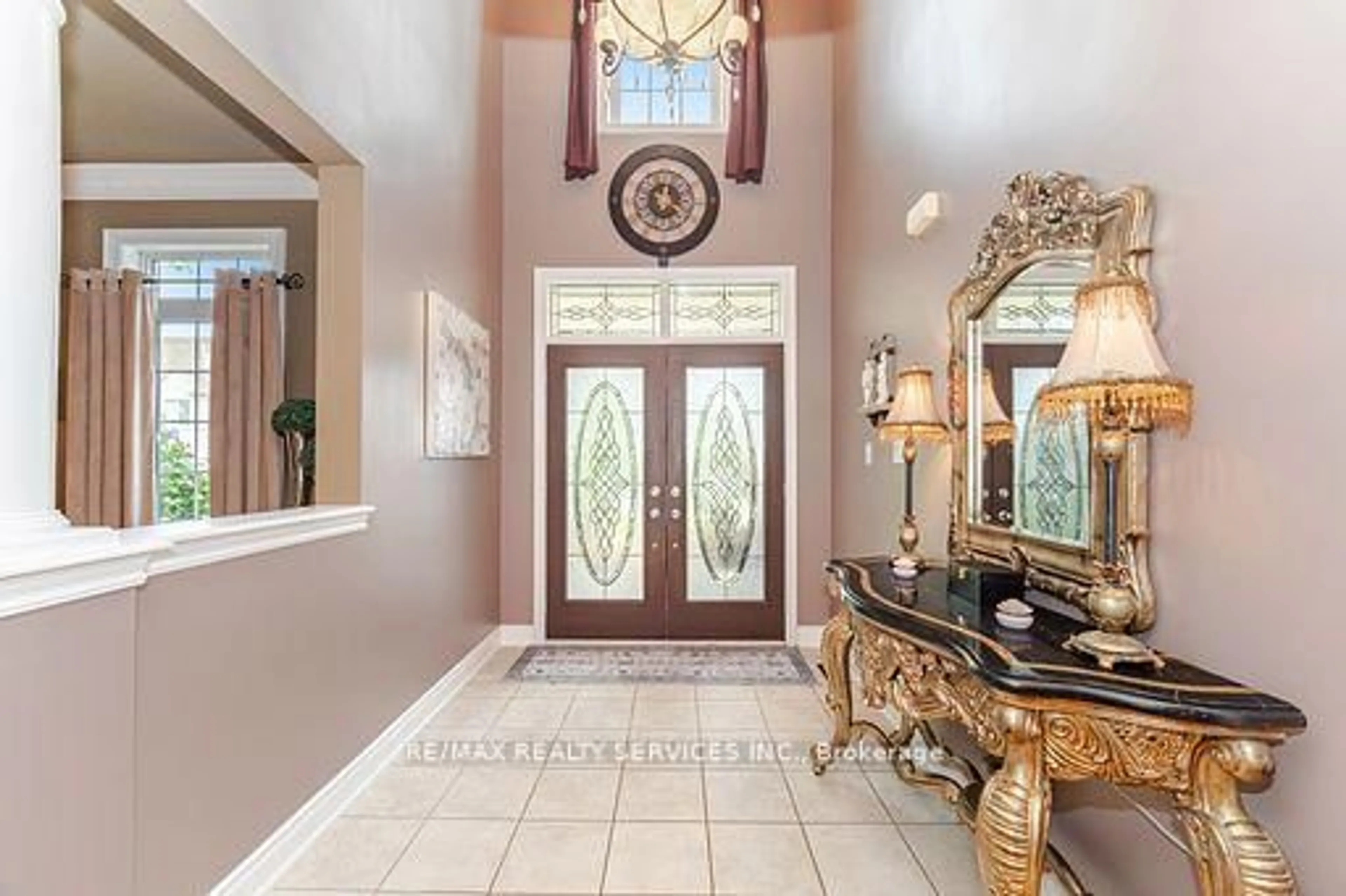 Indoor entryway for 6 Hugo Rd, Brampton Ontario L6P 1W4