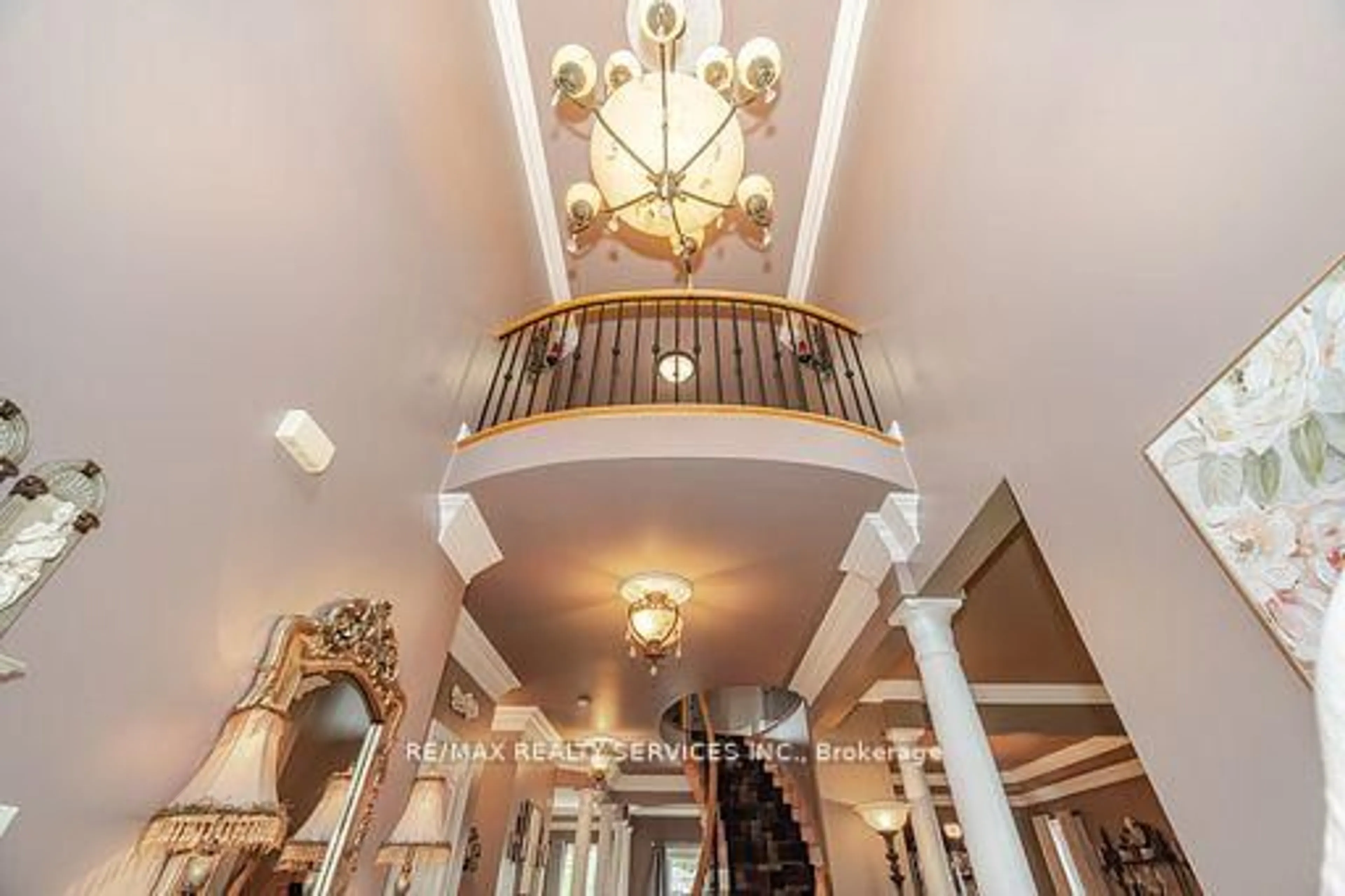Indoor foyer for 6 Hugo Rd, Brampton Ontario L6P 1W4
