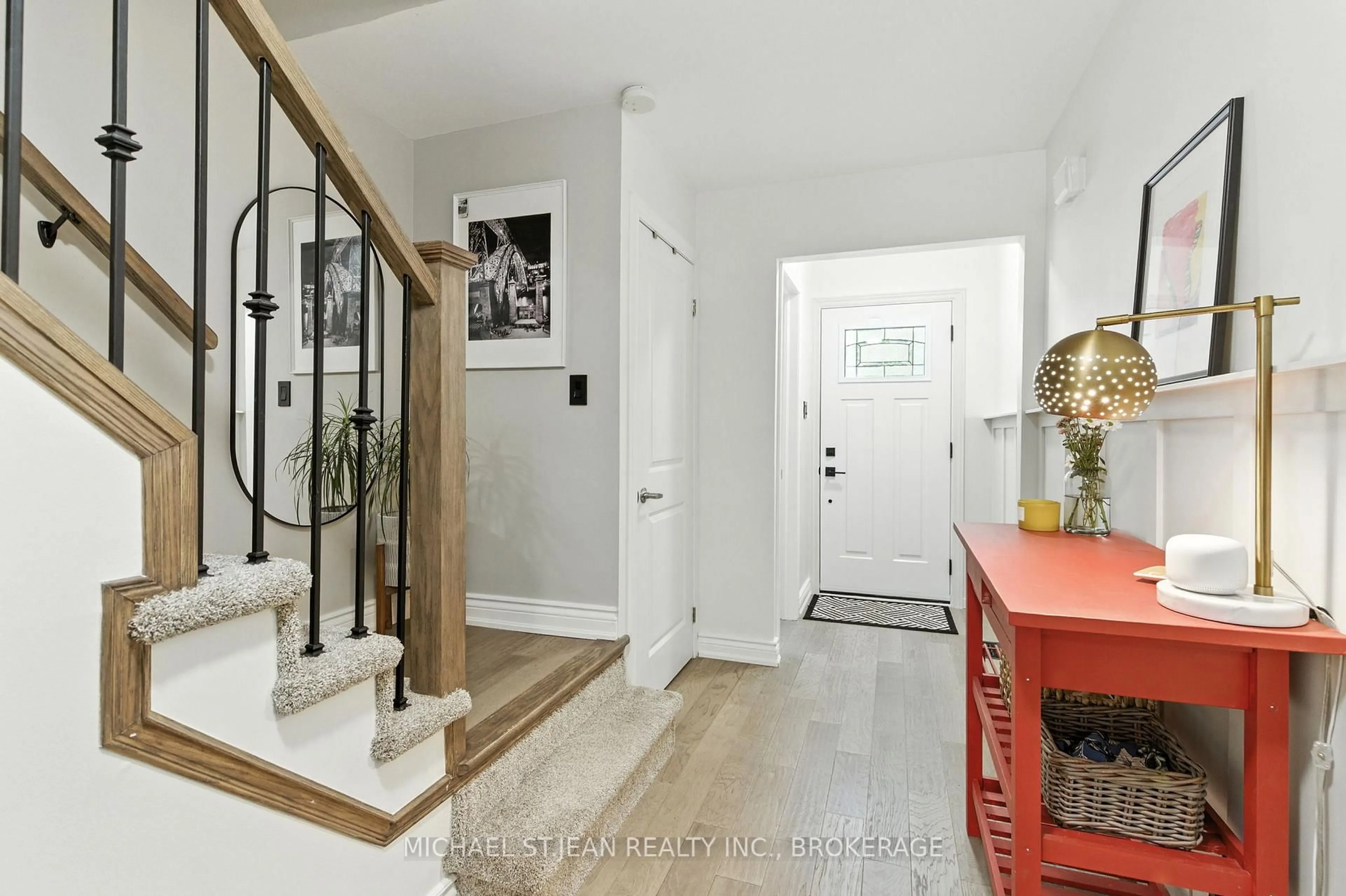 Indoor entryway for 4201 Longmoor Dr #6, Burlington Ontario L7L 5J9