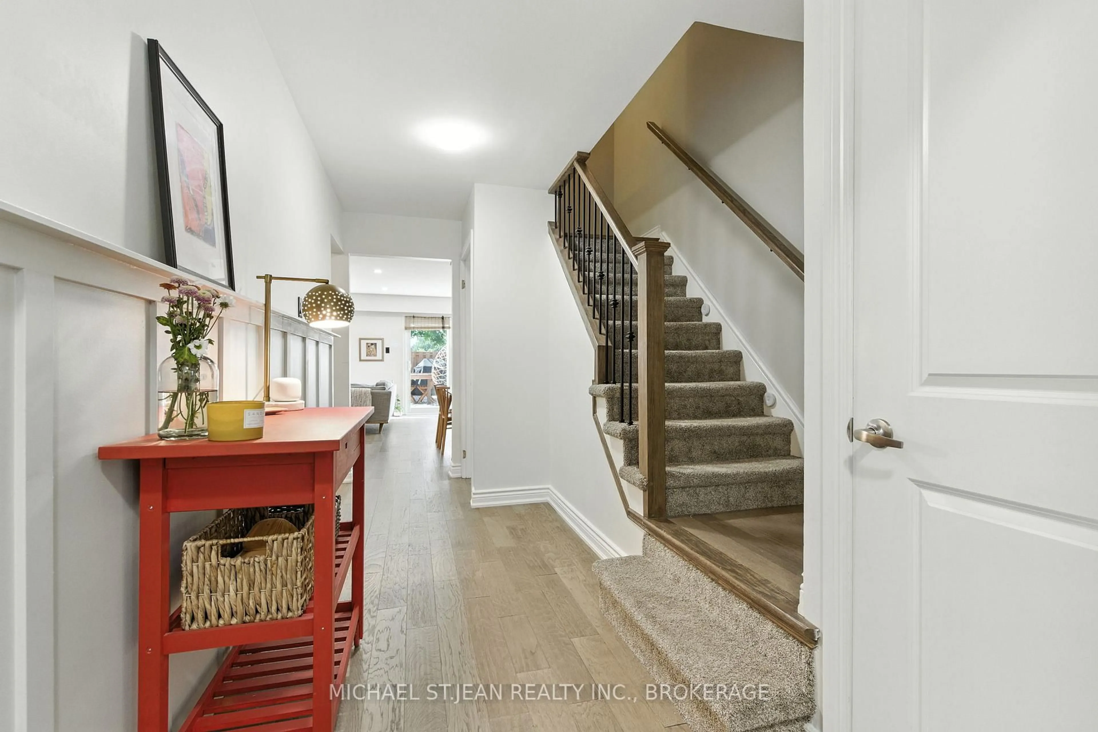 Indoor entryway for 4201 Longmoor Dr #6, Burlington Ontario L7L 5J9