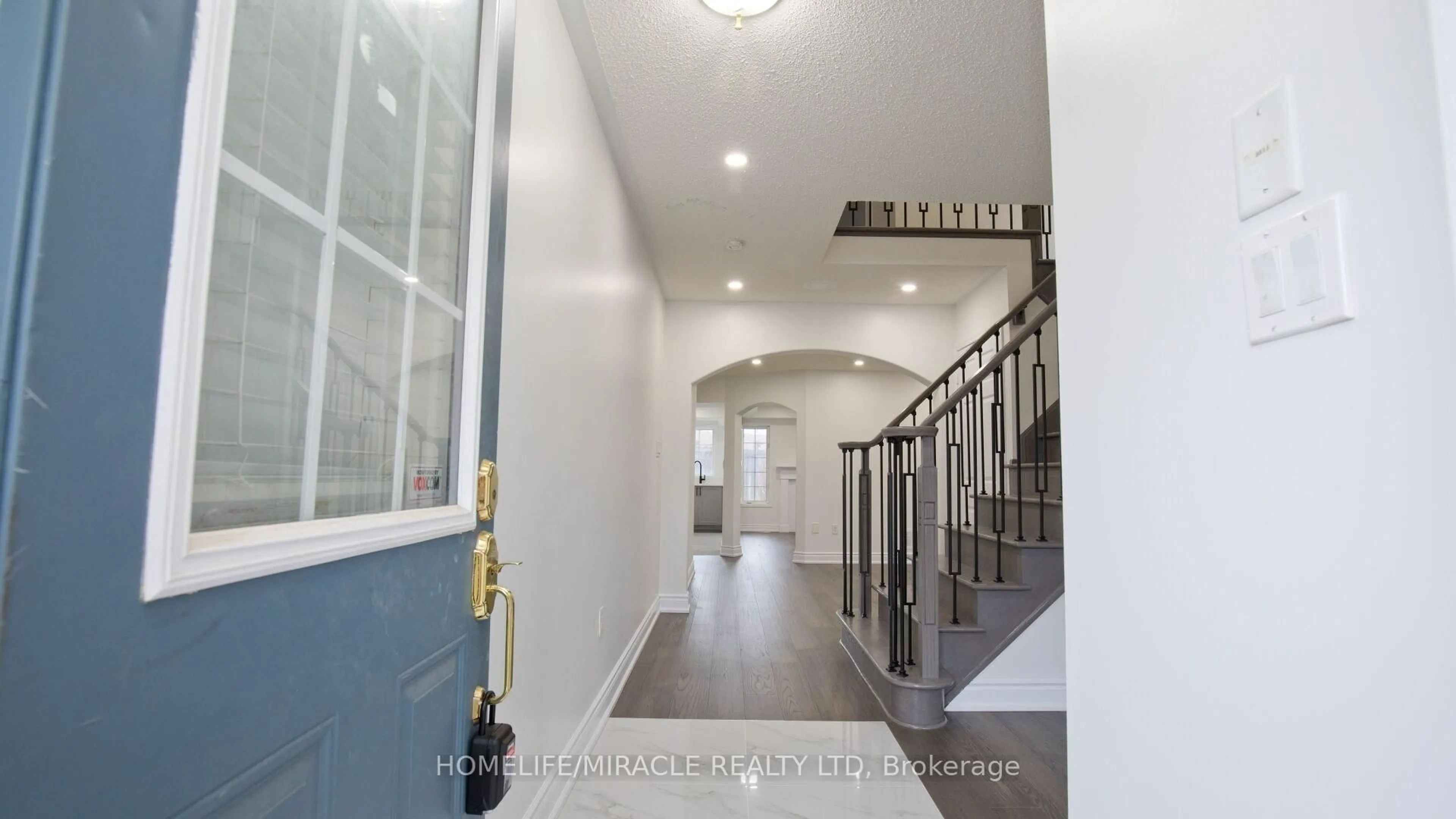 Indoor foyer for 118 Owlridge Dr, Brampton Ontario L6X 0M7
