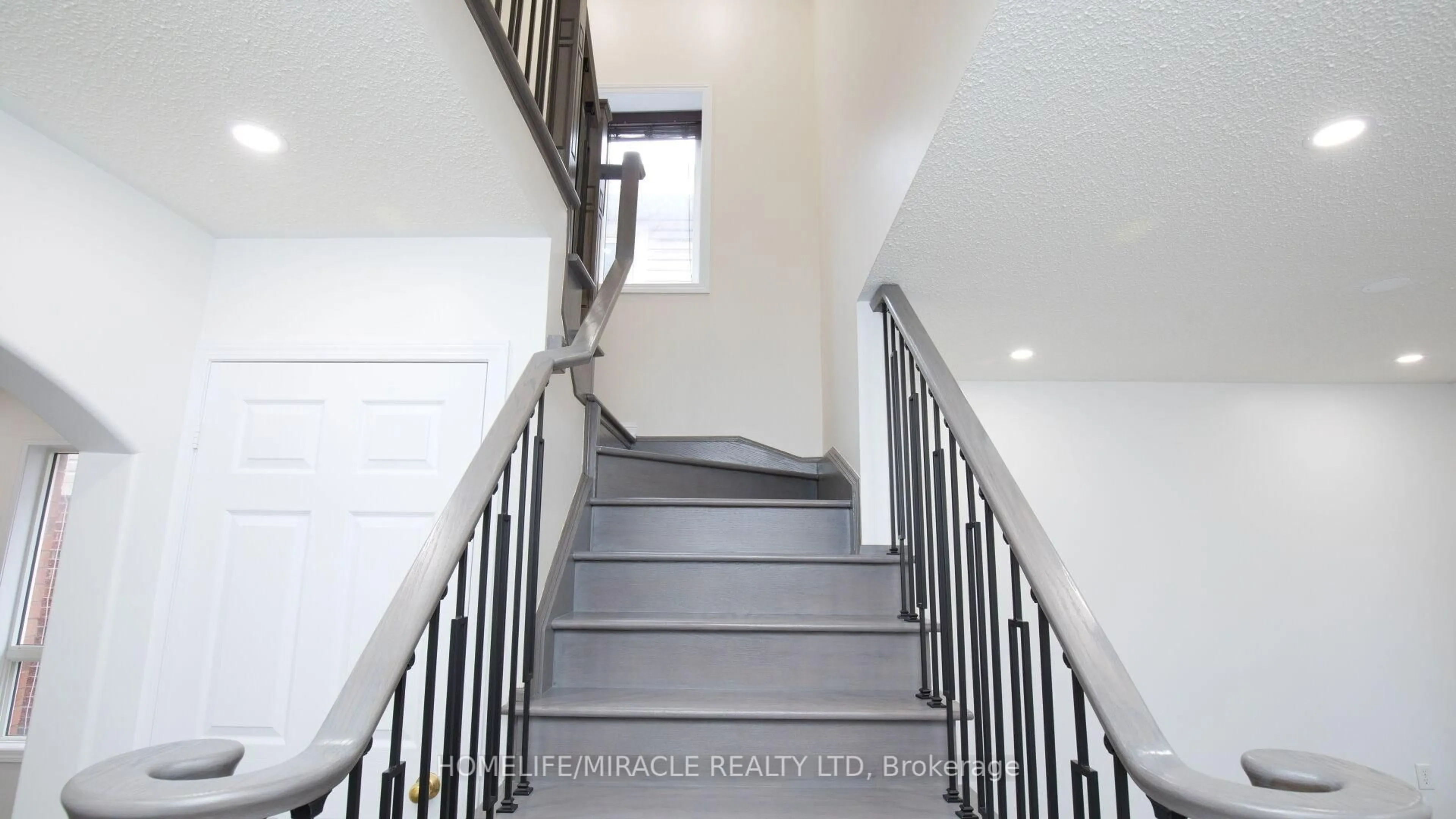 Stairs for 118 Owlridge Dr, Brampton Ontario L6X 0M7
