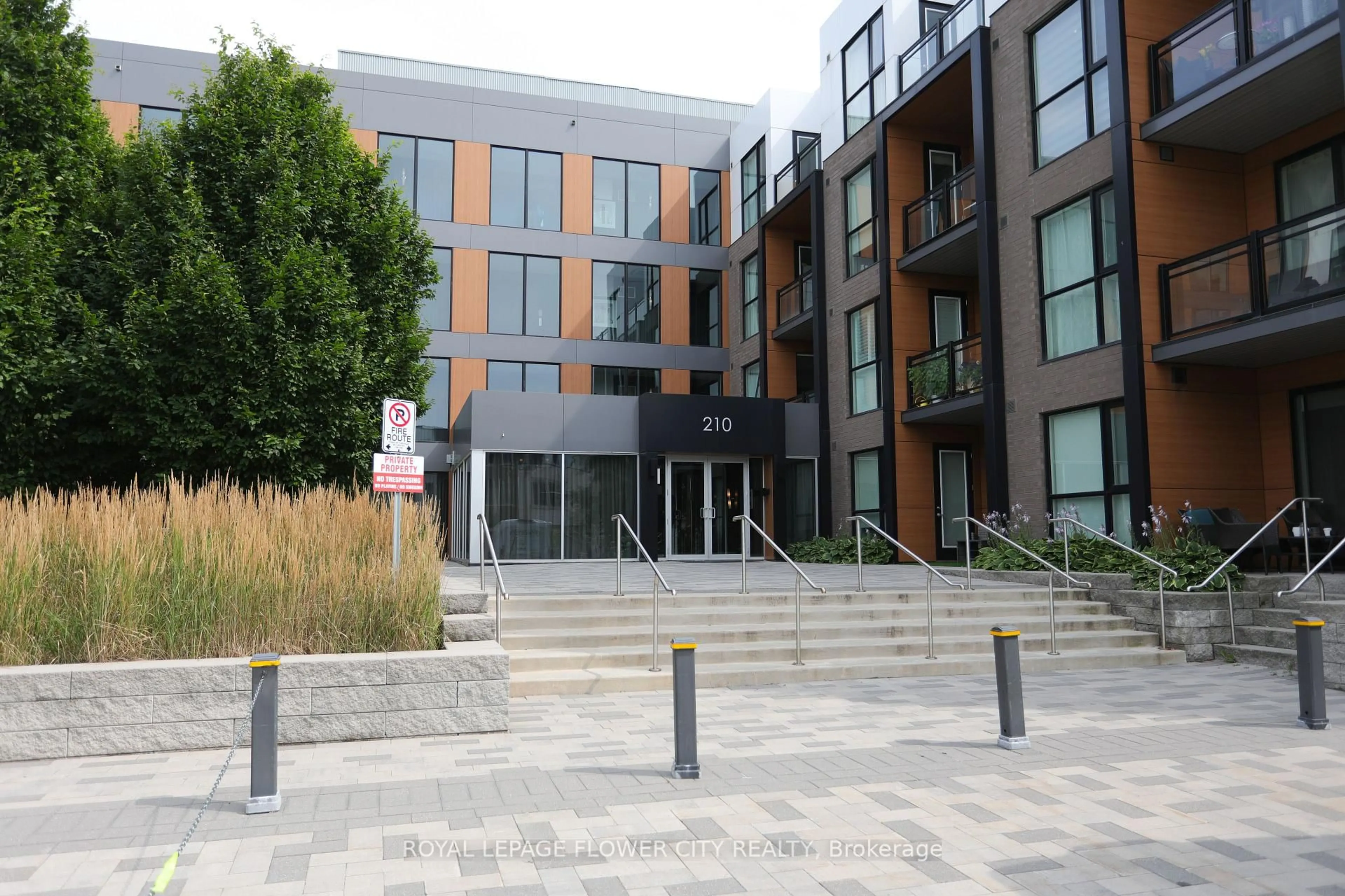 Patio, building for 210 Sabina Dr #112, Oakville Ontario L6H 0W6