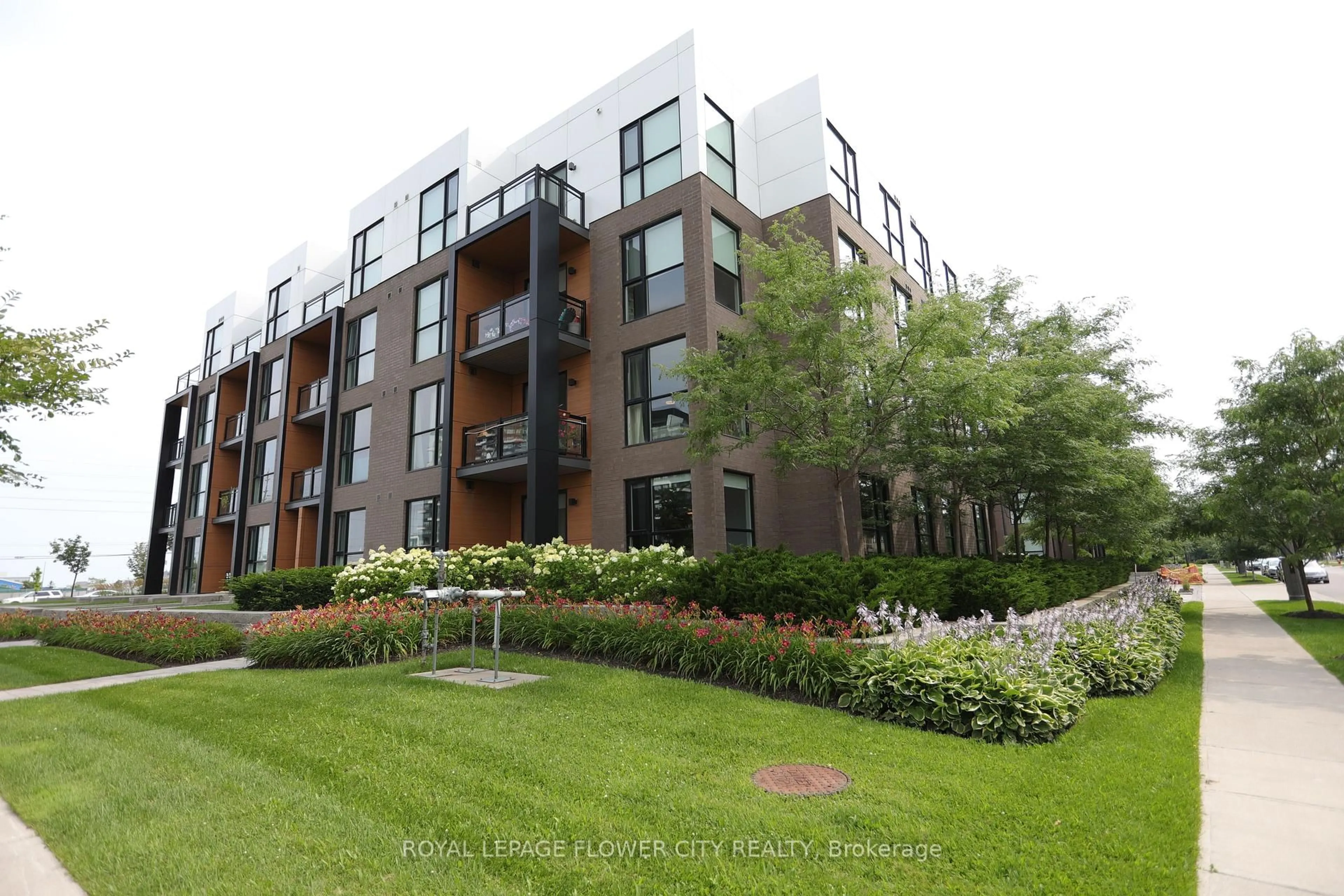 Patio, unknown for 210 Sabina Dr #112, Oakville Ontario L6H 0W6