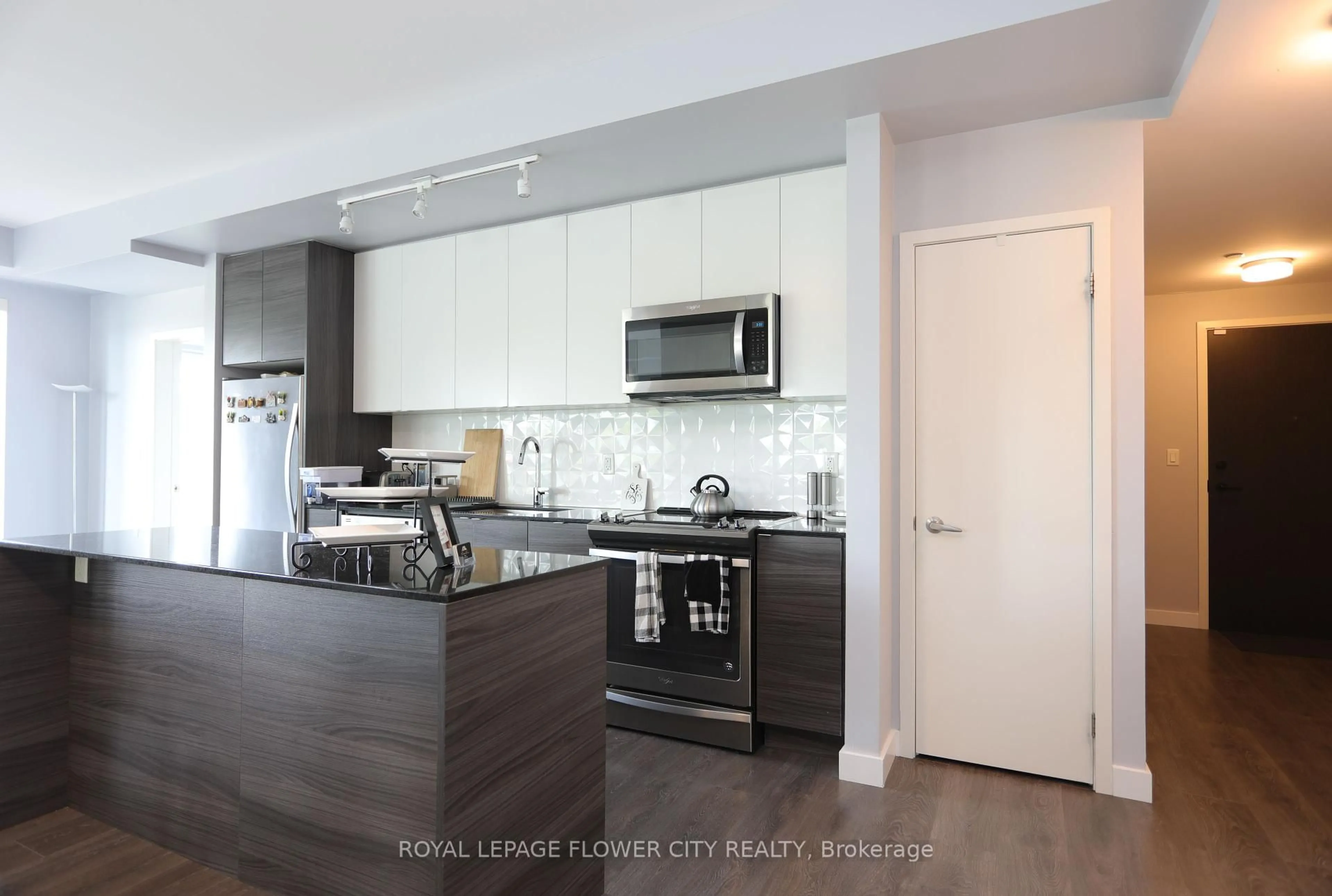 Open concept kitchen, unknown for 210 Sabina Dr #112, Oakville Ontario L6H 0W6
