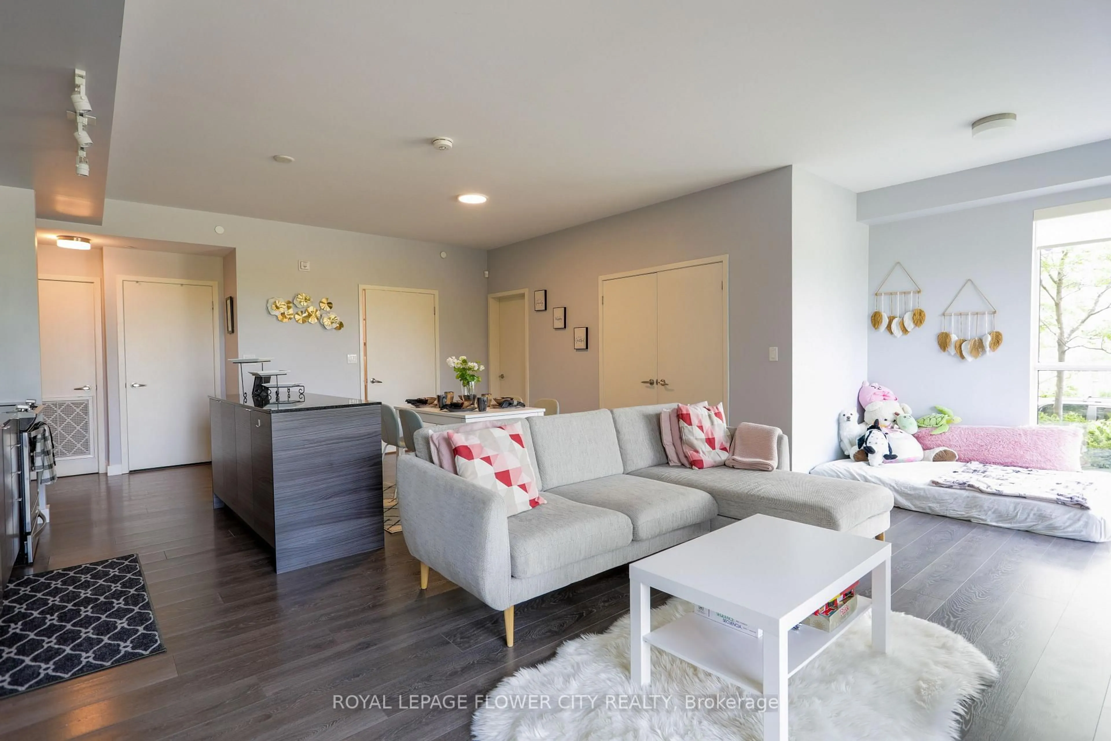 Living room with furniture, unknown for 210 Sabina Dr #112, Oakville Ontario L6H 0W6