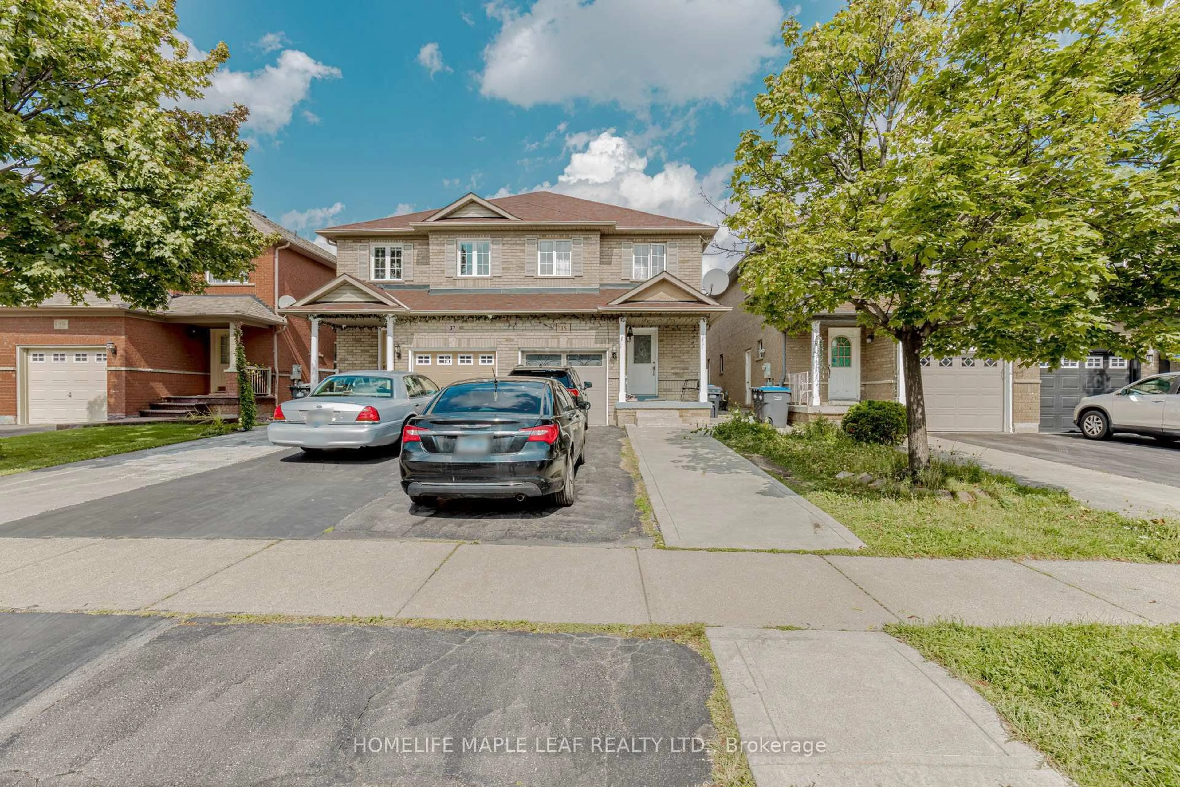 A pic from outside/outdoor area/front of a property/back of a property/a pic from drone, street for 35 Ridgefield Crt, Brampton Ontario L6P 1B4