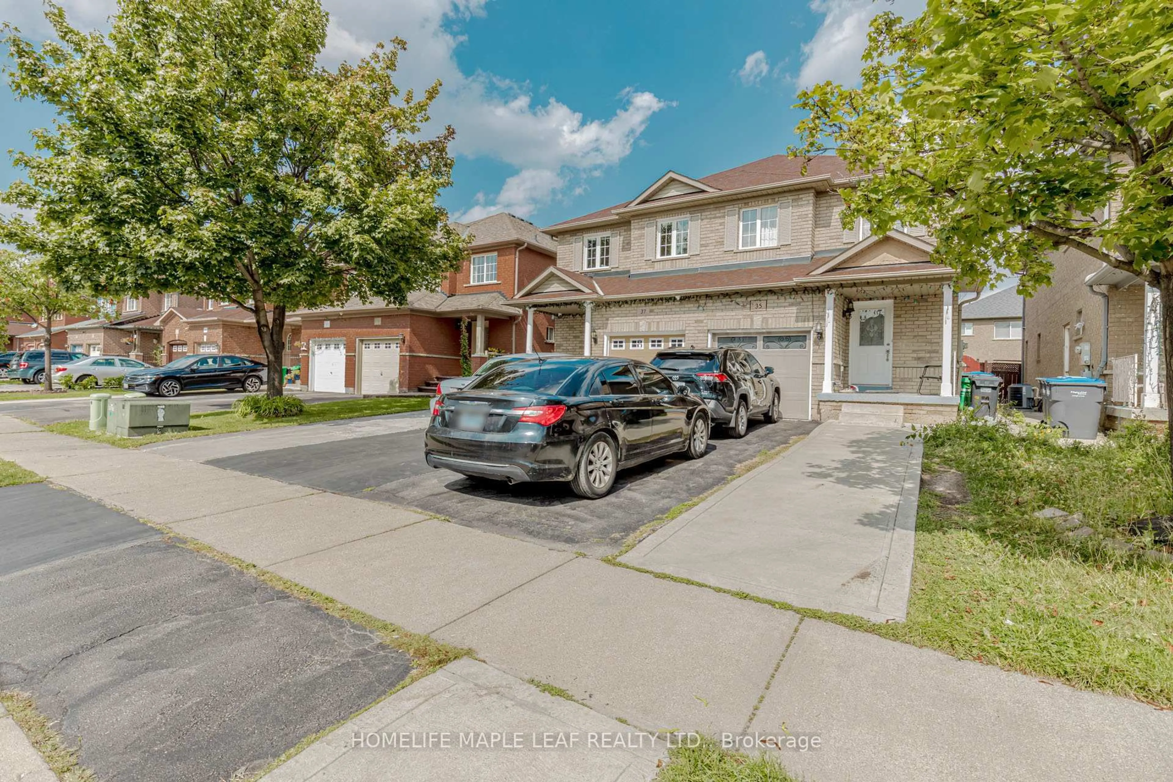 A pic from outside/outdoor area/front of a property/back of a property/a pic from drone, street for 35 Ridgefield Crt, Brampton Ontario L6P 1B4