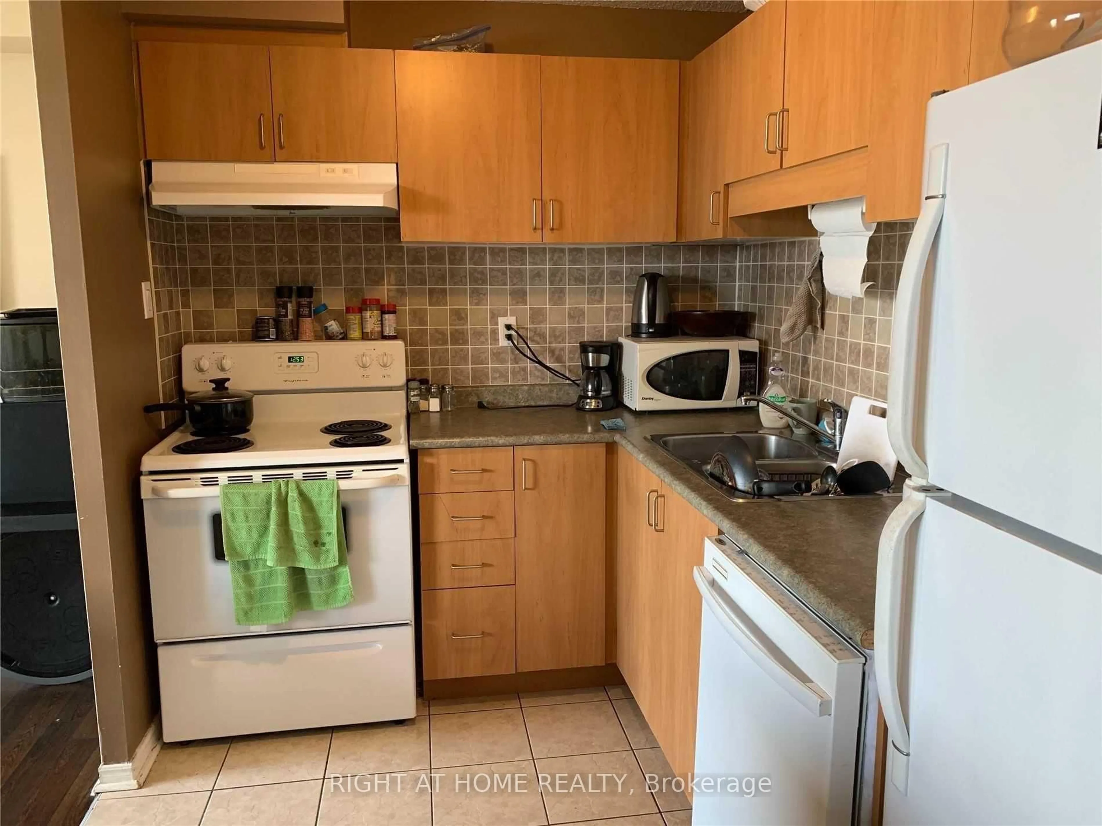 Standard kitchen, unknown for 2900 Battleford Rd #911, Mississauga Ontario L5N 2V9