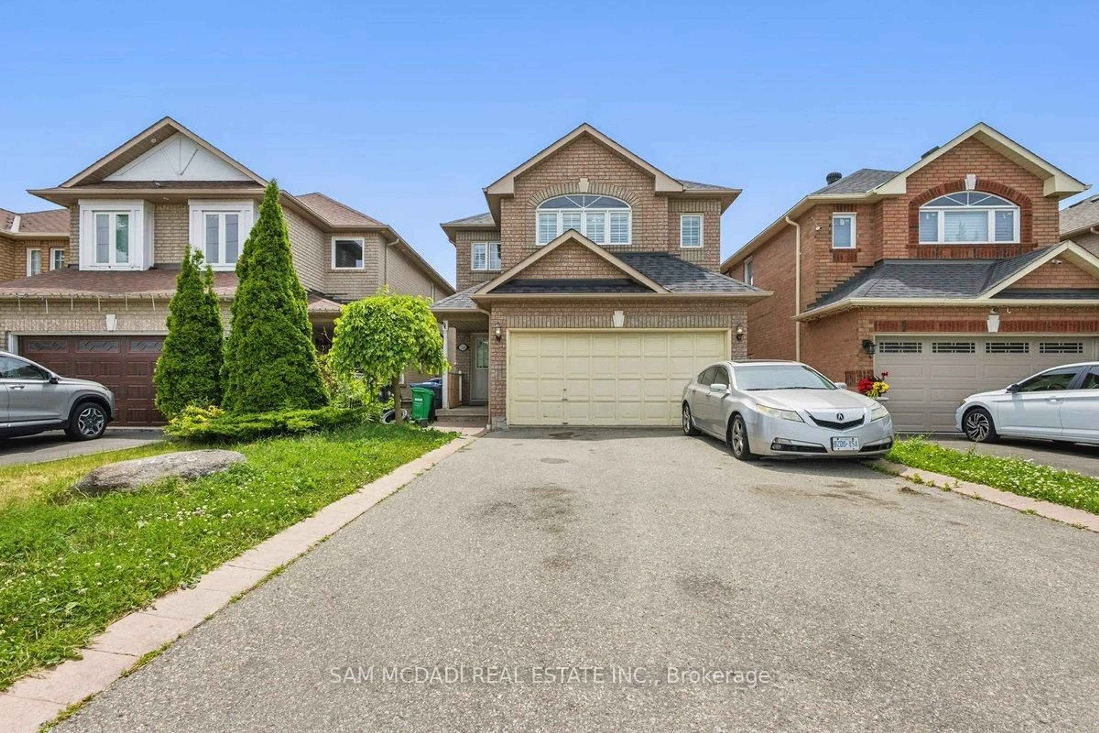 A pic from outside/outdoor area/front of a property/back of a property/a pic from drone, street for 7258 Dime Cres, Mississauga Ontario L5W 1K6
