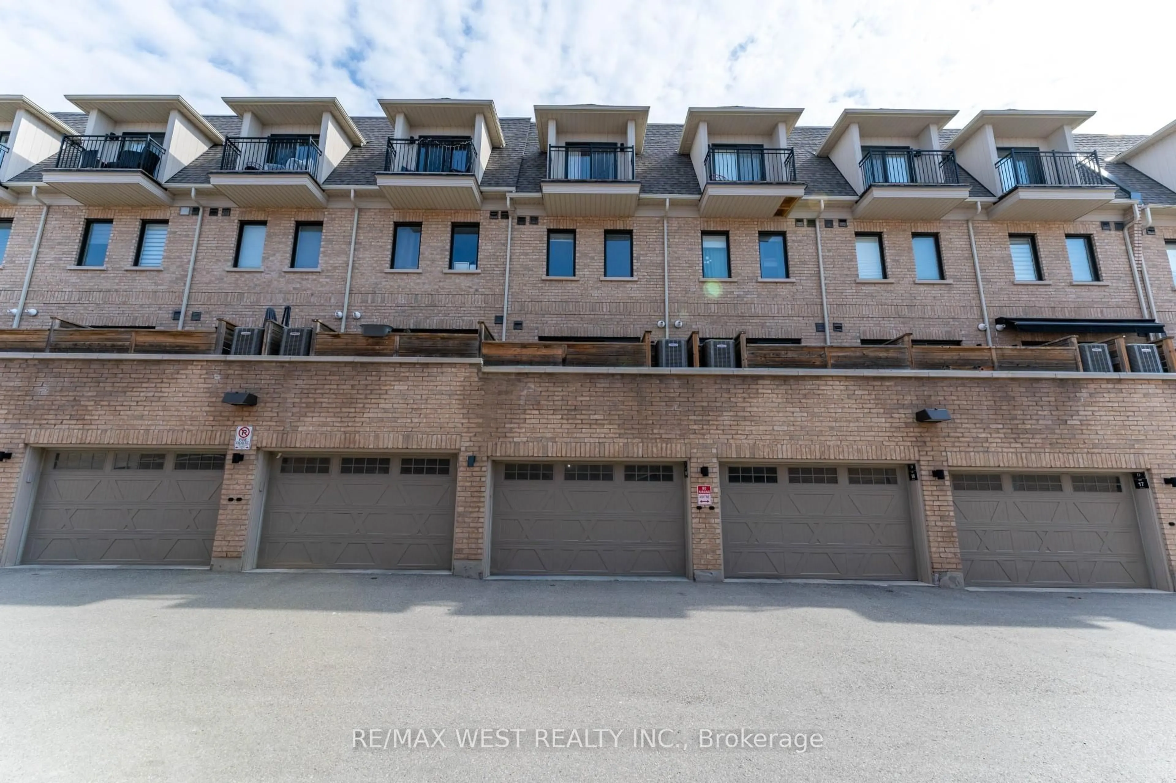 A pic from outside/outdoor area/front of a property/back of a property/a pic from drone, street for 2172 Trafalgar Rd #19, Oakville Ontario L6H 7H2