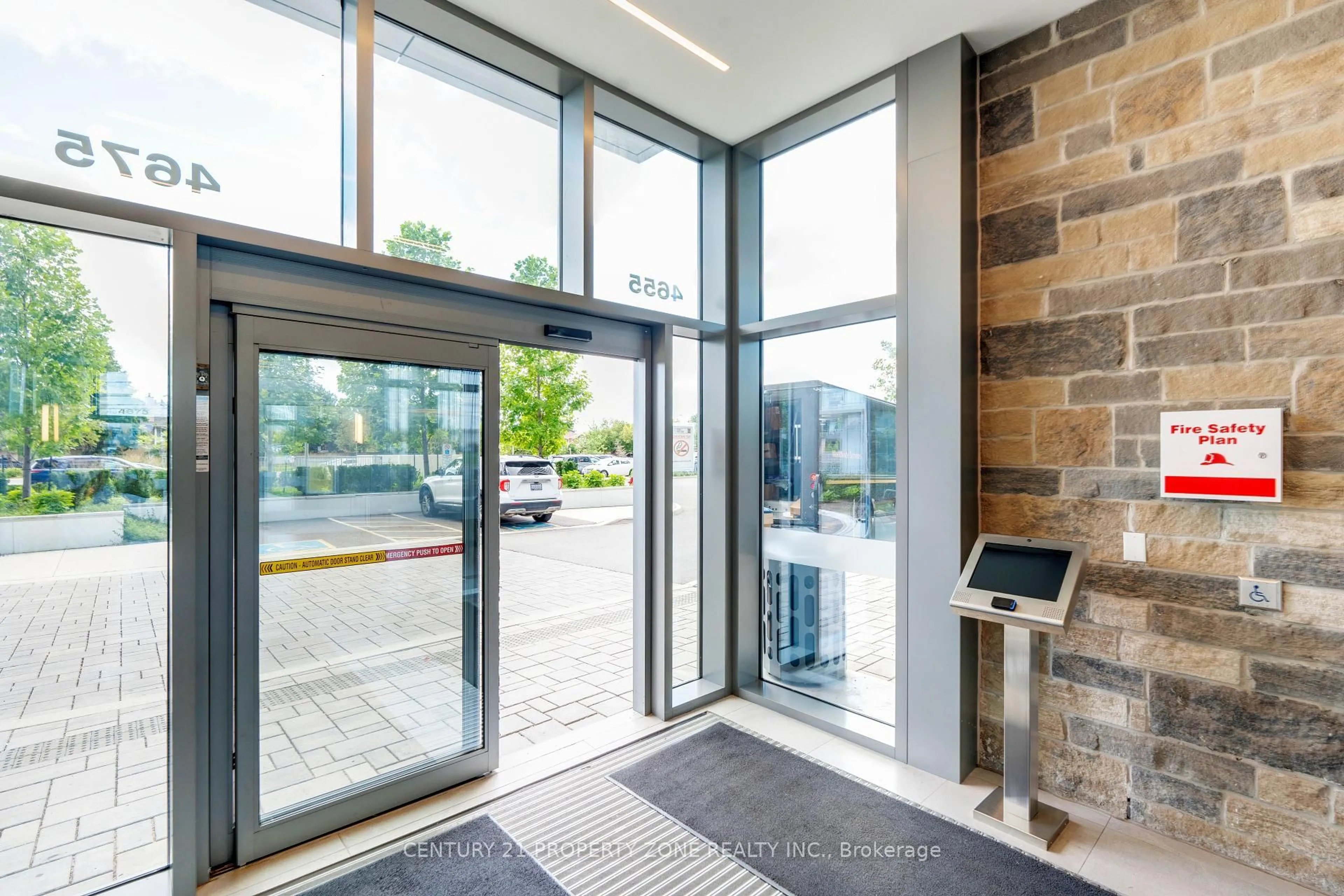 Indoor foyer for 4675 Metcalfe Ave #1103, Mississauga Ontario L5M 0Z8