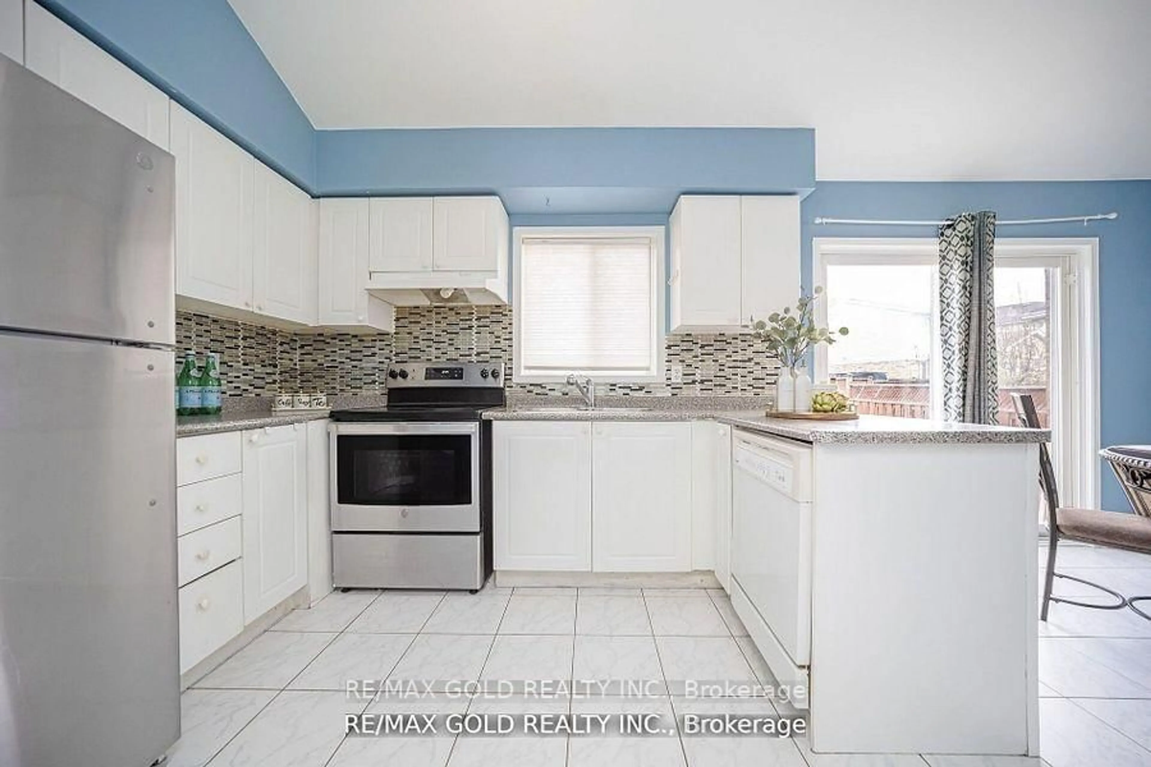 Standard kitchen, ceramic/tile floor for 108 Black Forest Dr, Brampton Ontario L6R 2E6