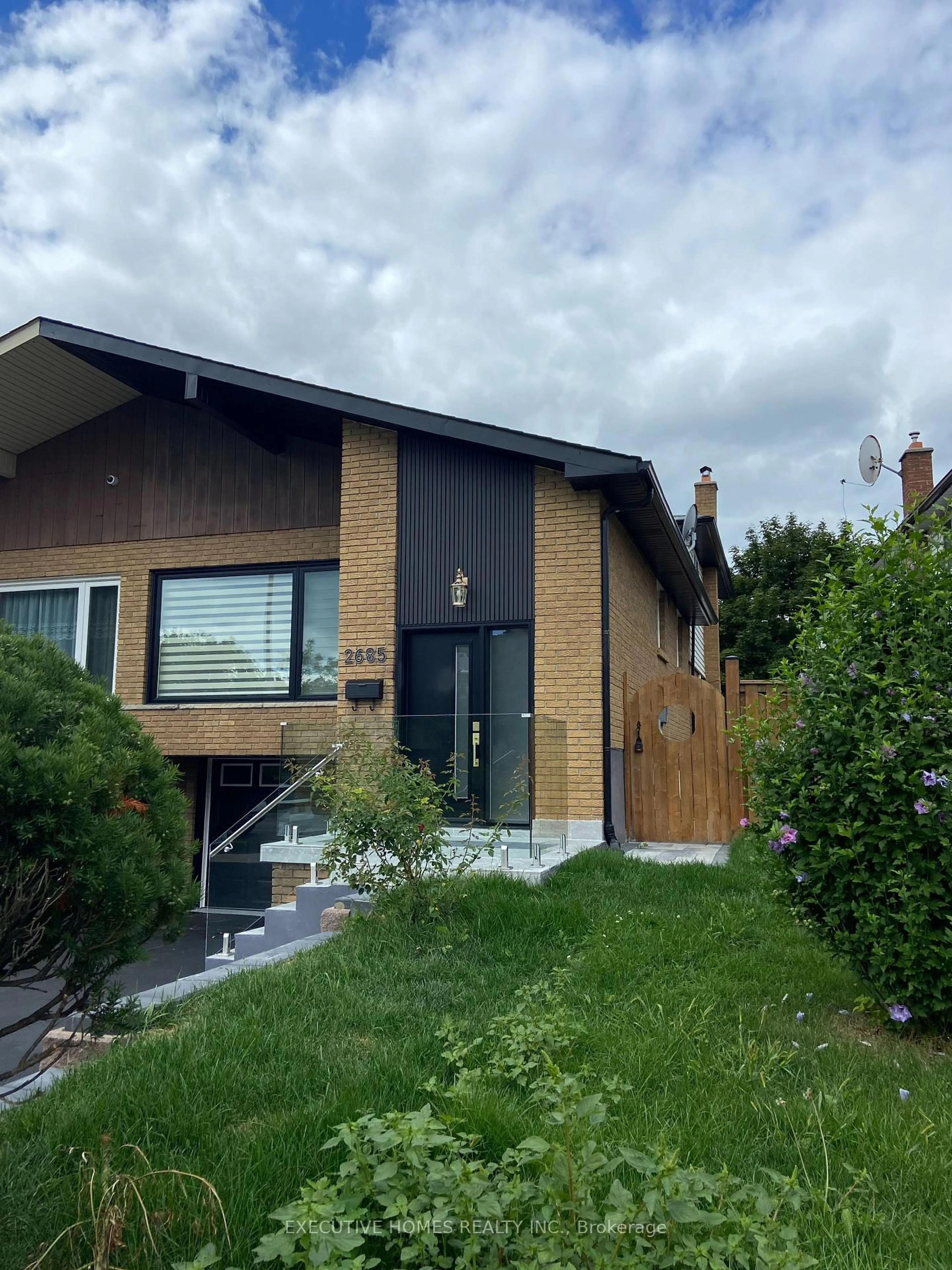 Home with brick exterior material, unknown for 2685 Windjammer Rd, Mississauga Ontario L5L 1T3