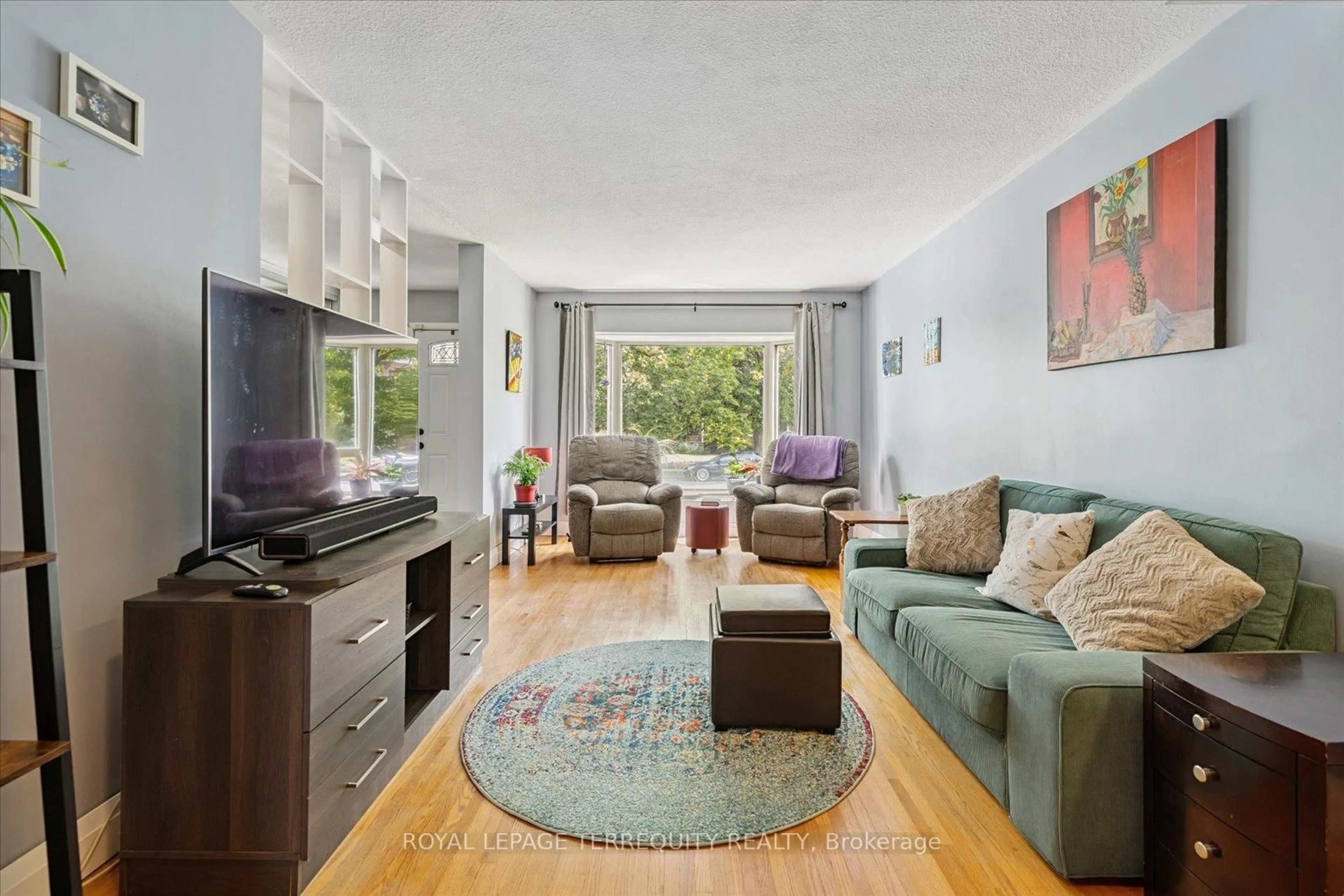 Living room with furniture, unknown for 1201 Kingsholm Dr, Mississauga Ontario L4Y 2H1