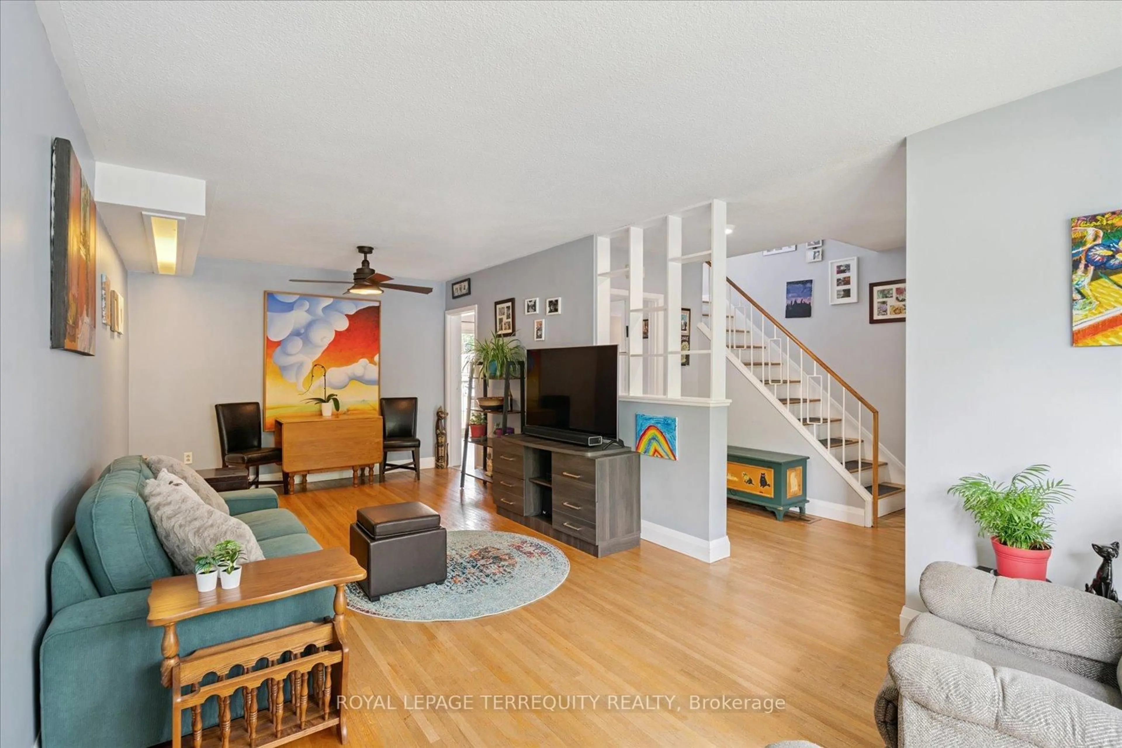 Living room with furniture, unknown for 1201 Kingsholm Dr, Mississauga Ontario L4Y 2H1