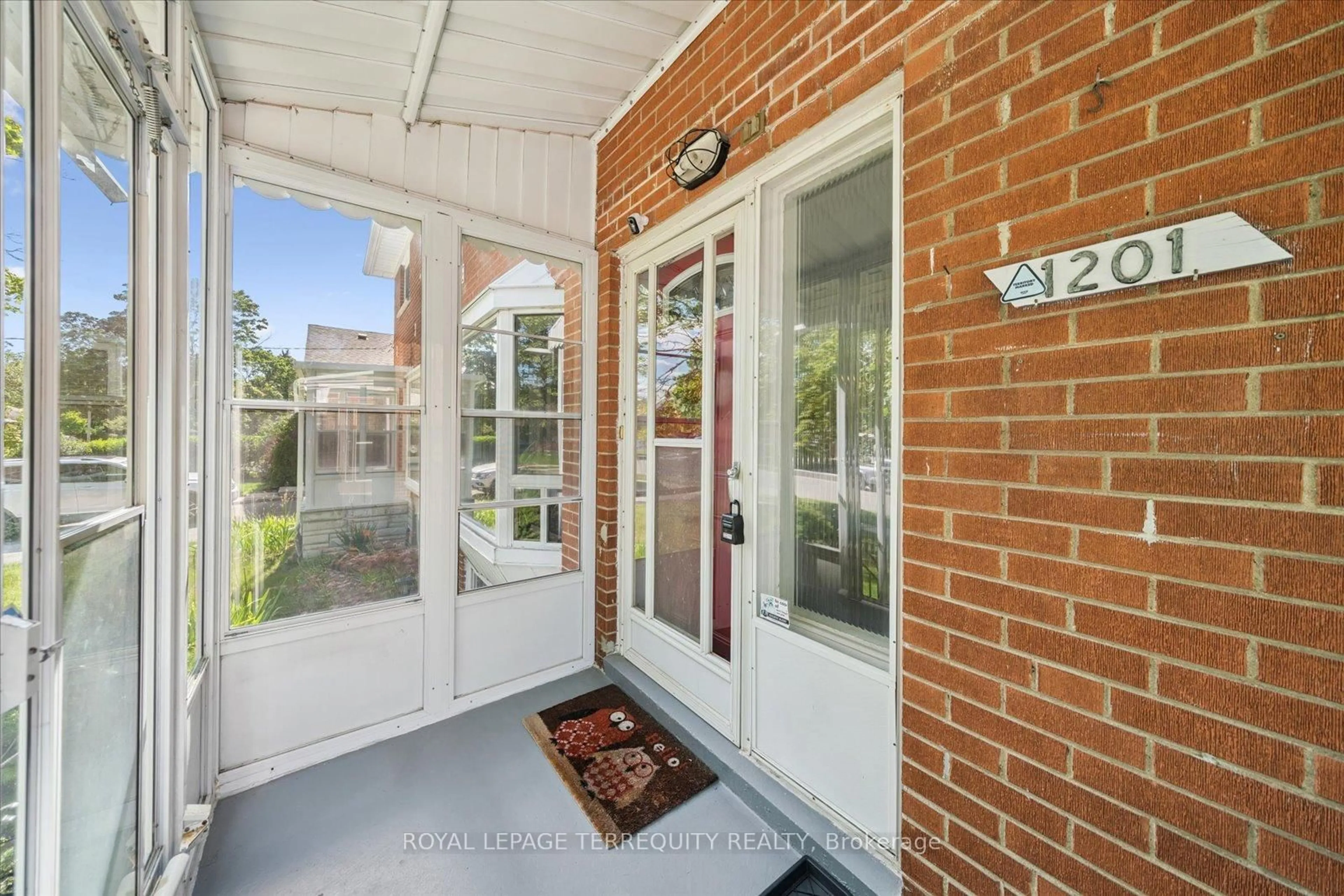 Indoor entryway for 1201 Kingsholm Dr, Mississauga Ontario L4Y 2H1