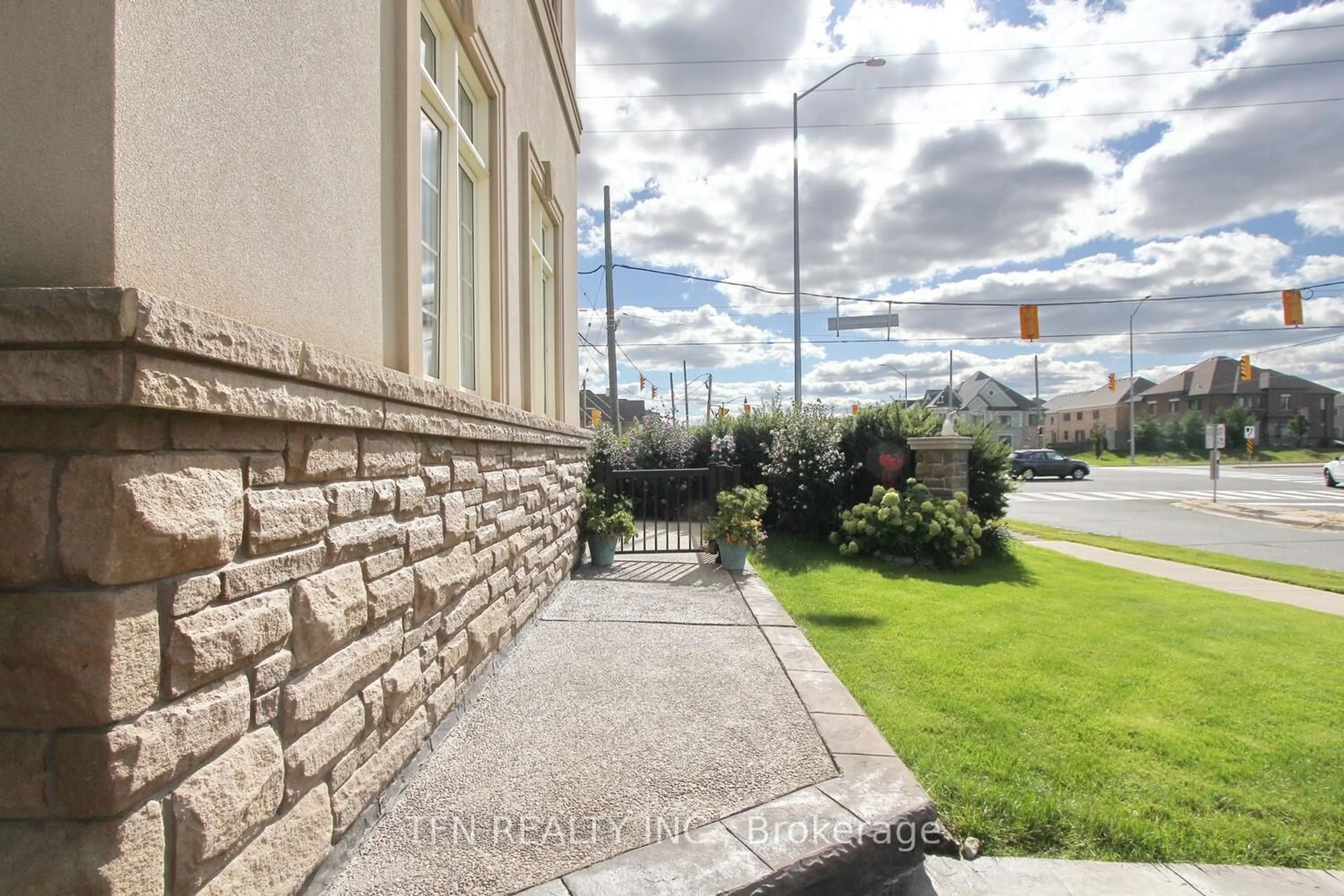 Unknown for 1 Beacon Hill Dr, Brampton Ontario L6X 0V6