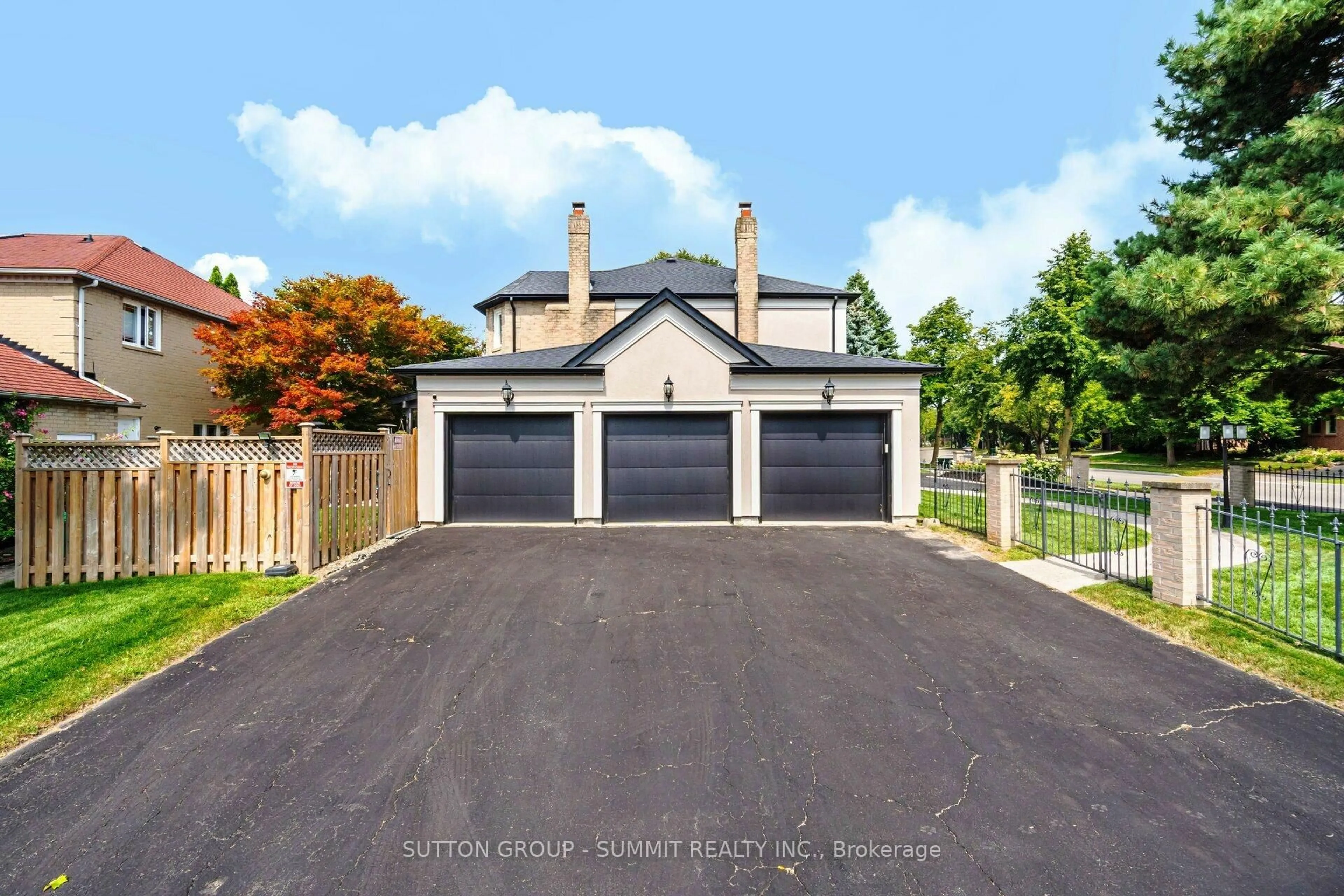 Indoor garage for 4508 Credit Pointe Dr, Mississauga Ontario L5M 3M3