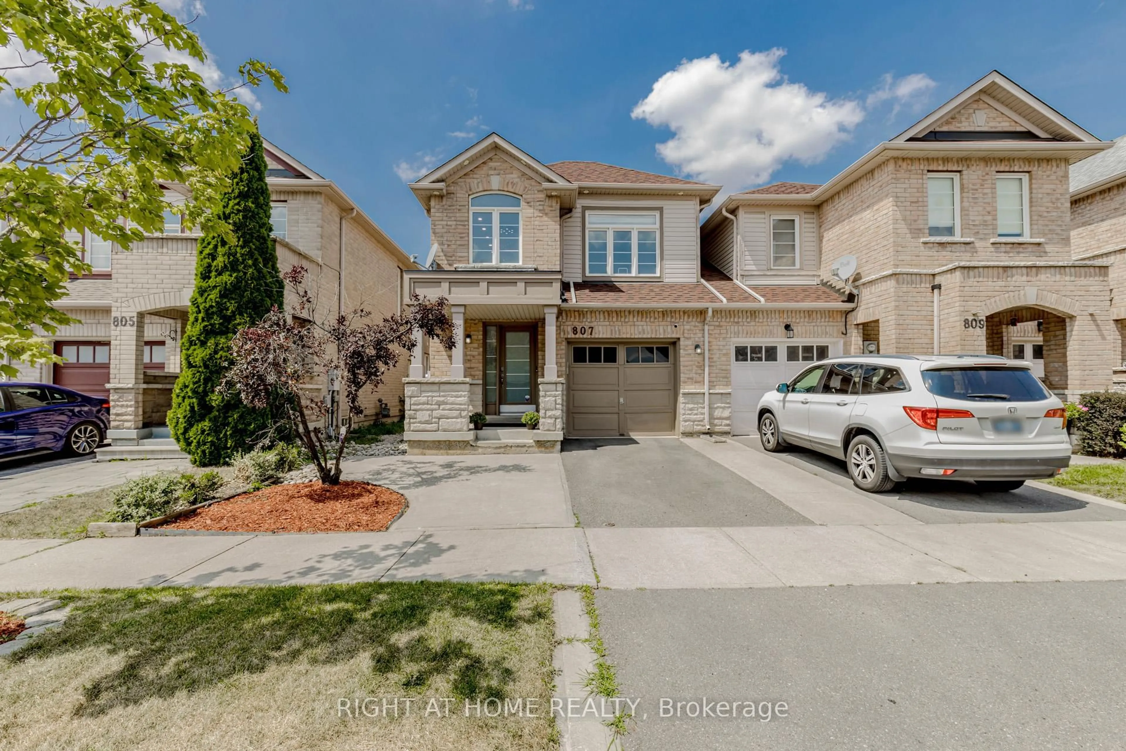 A pic from outside/outdoor area/front of a property/back of a property/a pic from drone, street for 807 Gleeson Rd, Milton Ontario L9T 0C3