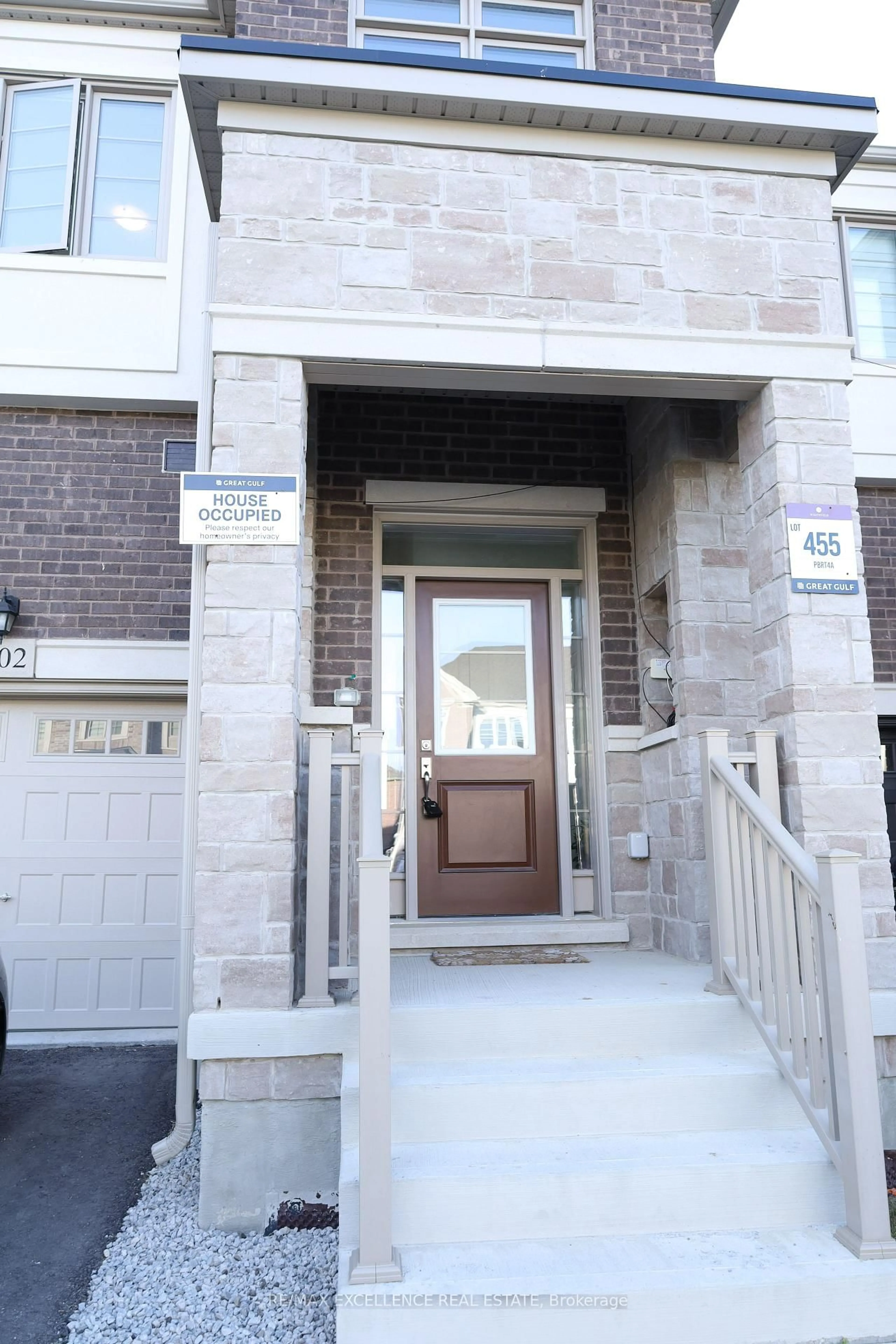 Indoor foyer for 102 Bermondsey Way, Brampton Ontario L6Y 6K9