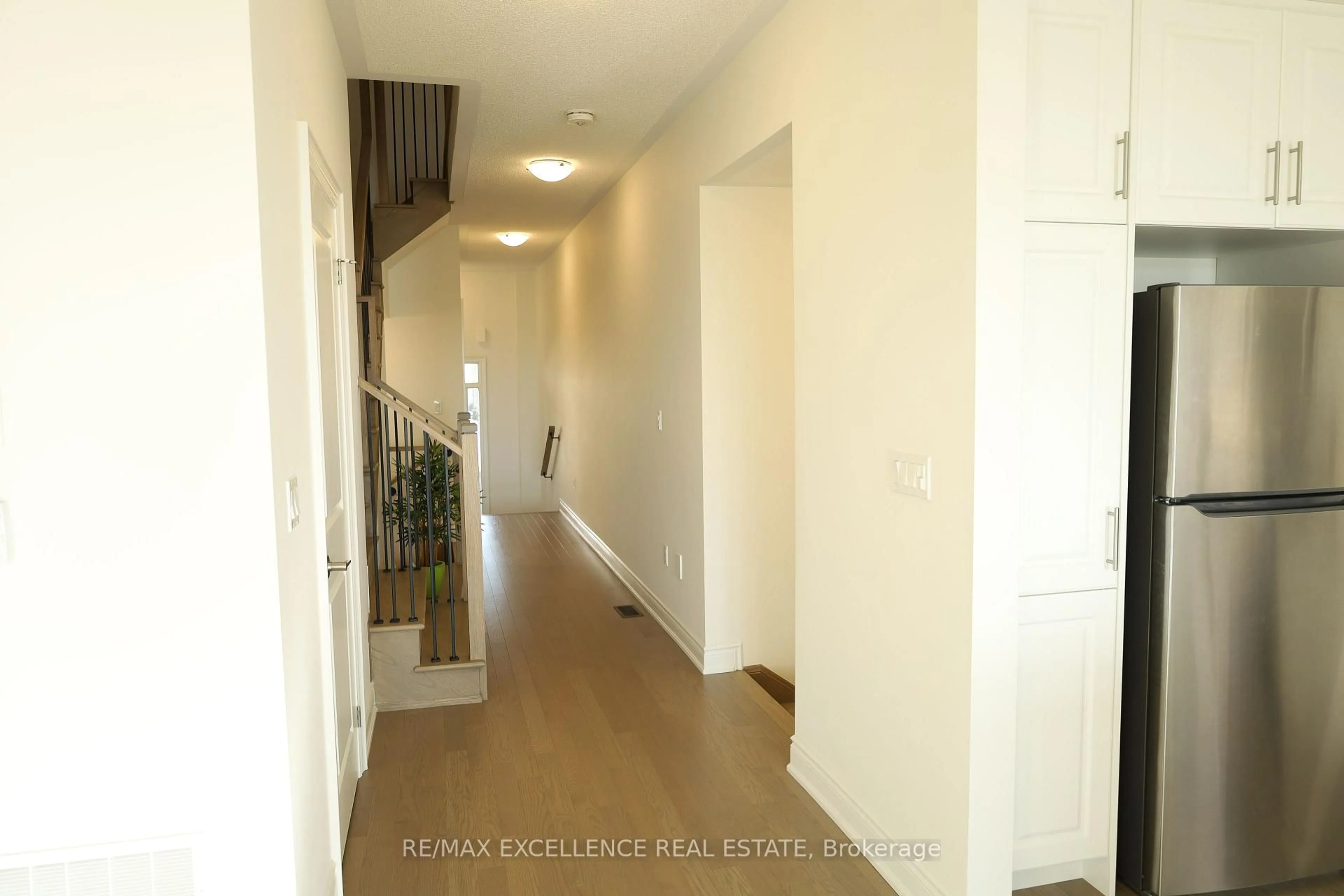 Indoor foyer for 102 Bermondsey Way, Brampton Ontario L6Y 6K9