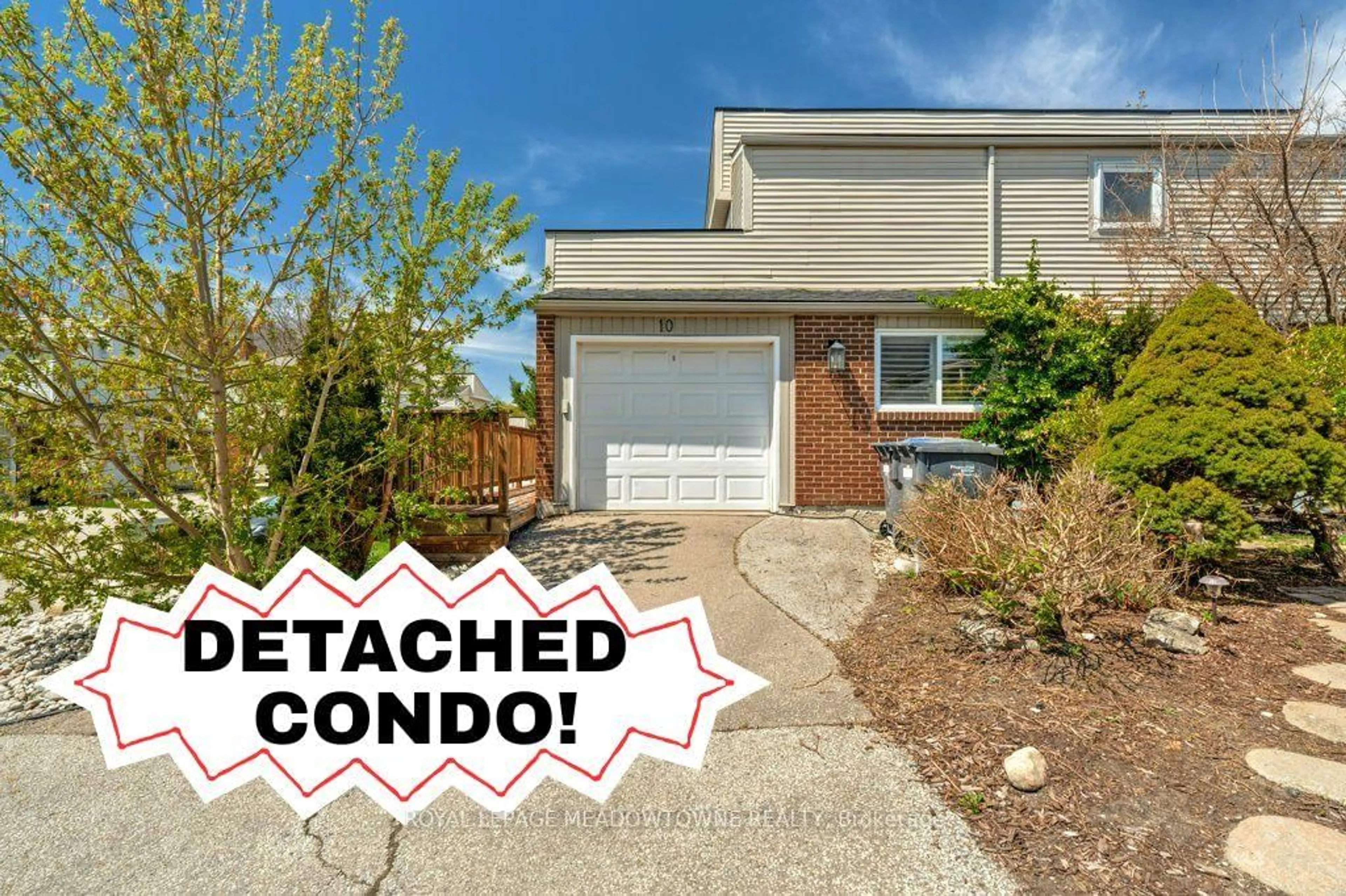 Home with vinyl exterior material, street for 336 Queen St #10, Mississauga Ontario L5M 1M2