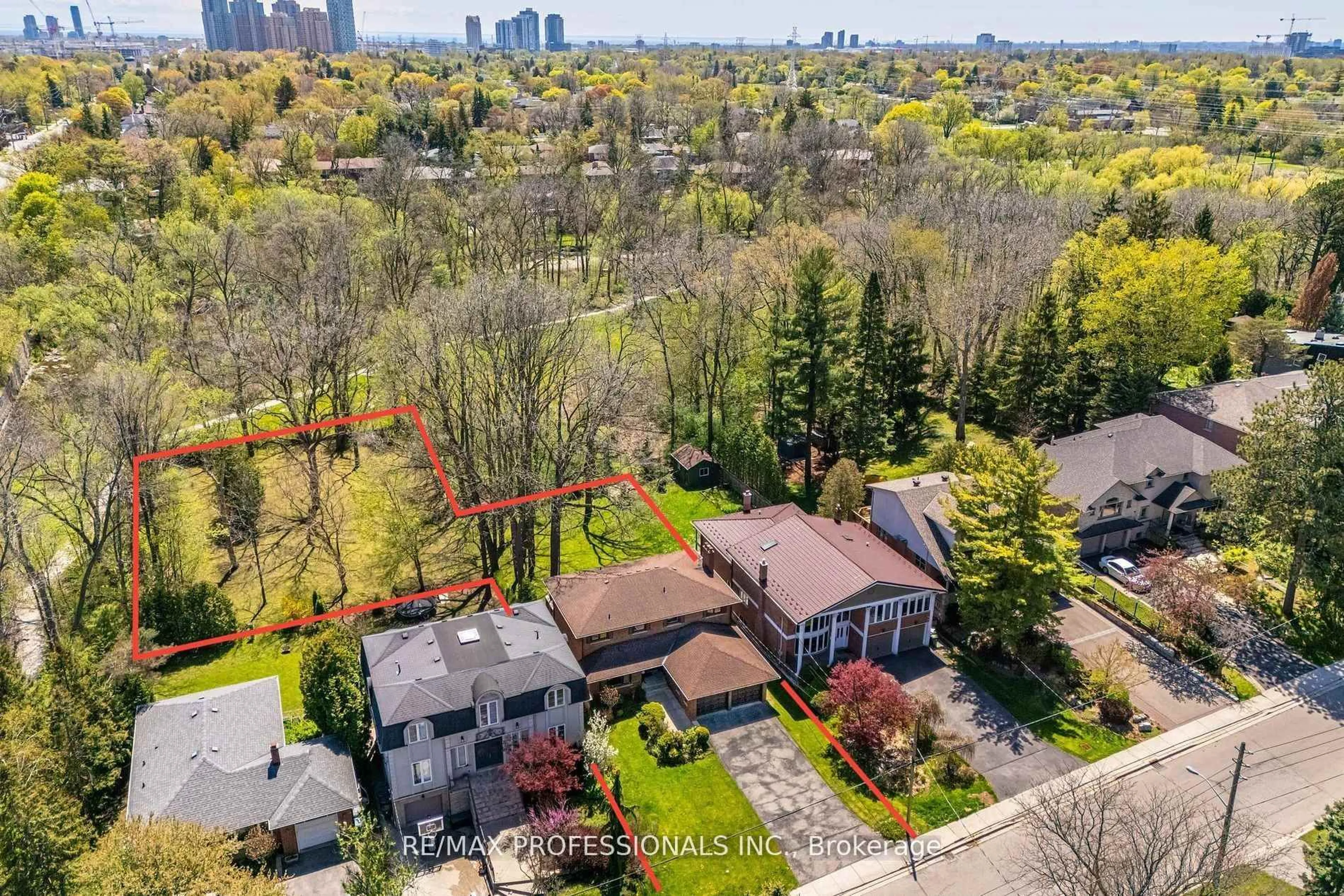 A pic from outside/outdoor area/front of a property/back of a property/a pic from drone, street for 9 Wingrove Hill, Toronto Ontario M9B 2C3