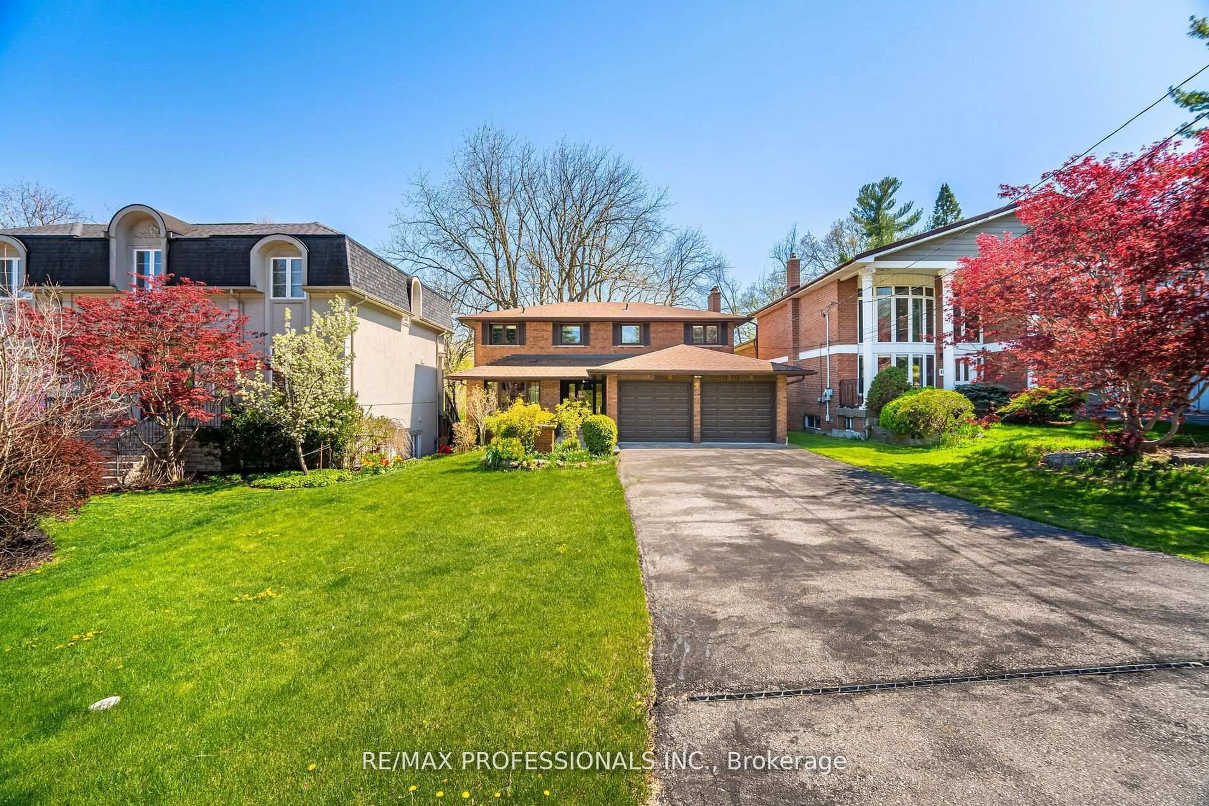 A pic from outside/outdoor area/front of a property/back of a property/a pic from drone, street for 9 Wingrove Hill, Toronto Ontario M9B 2C3