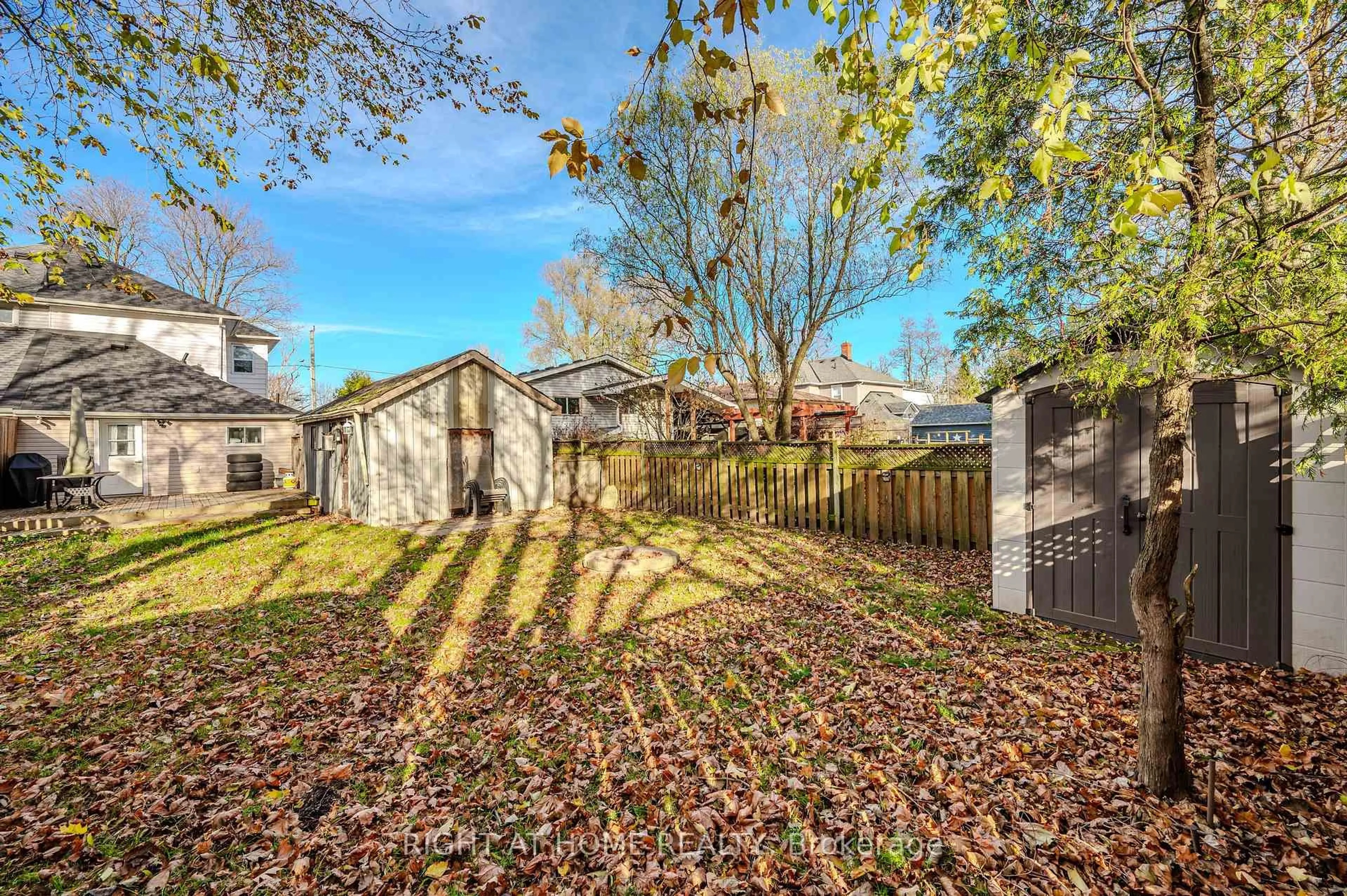 A pic from outside/outdoor area/front of a property/back of a property/a pic from drone, street for 126 Poplar Ave, Halton Hills Ontario L7J 2E2
