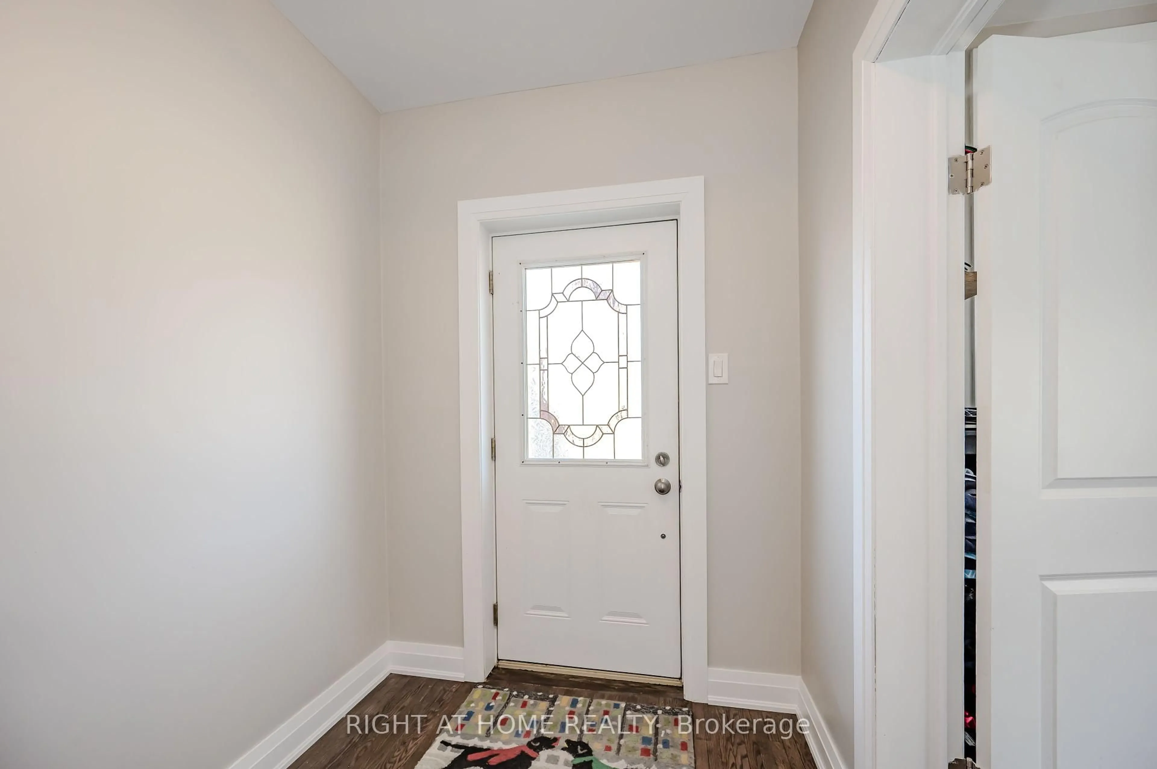 Indoor entryway for 126 Poplar Ave, Halton Hills Ontario L7J 2E2