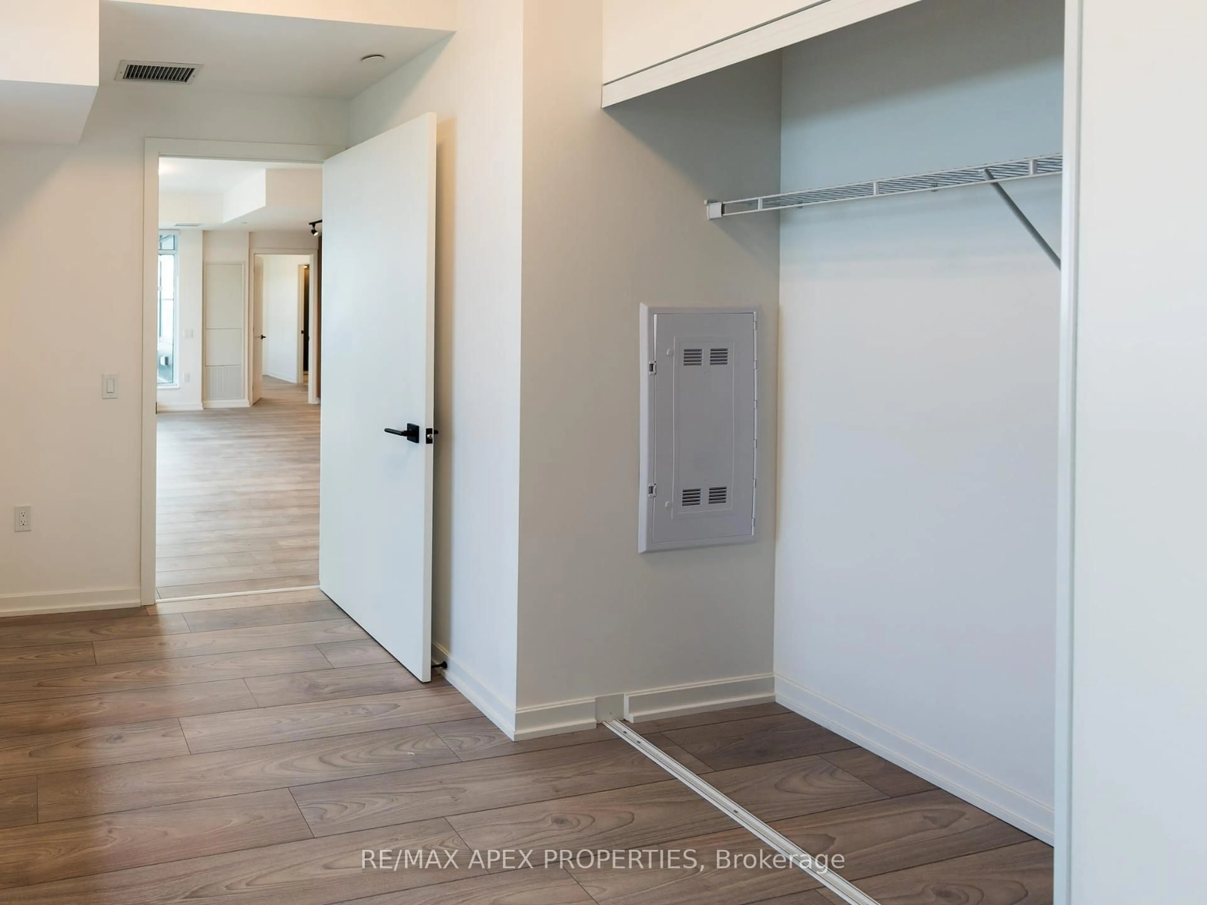 Indoor entryway for 10 Graphophone (For Sale) Grve #701, Toronto Ontario M6H 2A6