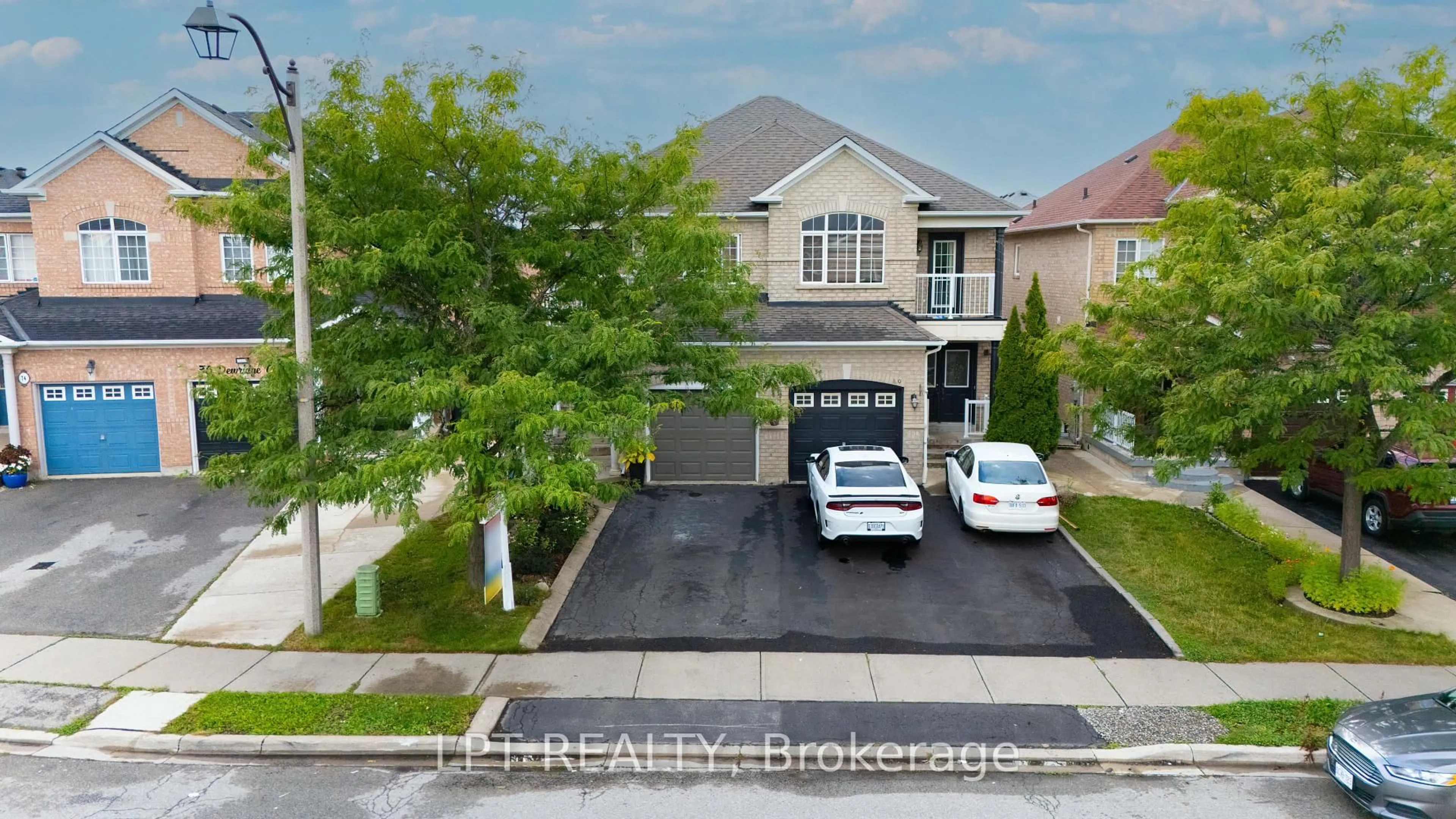 A pic from outside/outdoor area/front of a property/back of a property/a pic from drone, street for 78 Dewridge Crt, Brampton Ontario L6R 3C1