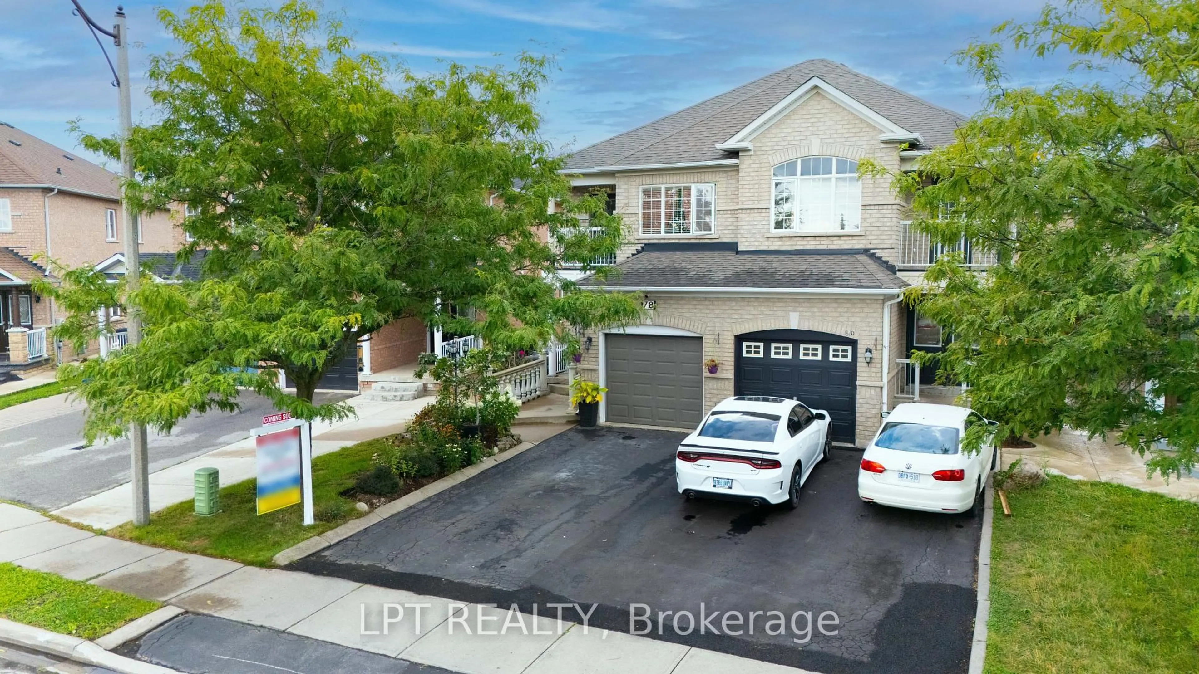 A pic from outside/outdoor area/front of a property/back of a property/a pic from drone, street for 78 Dewridge Crt, Brampton Ontario L6R 3C1