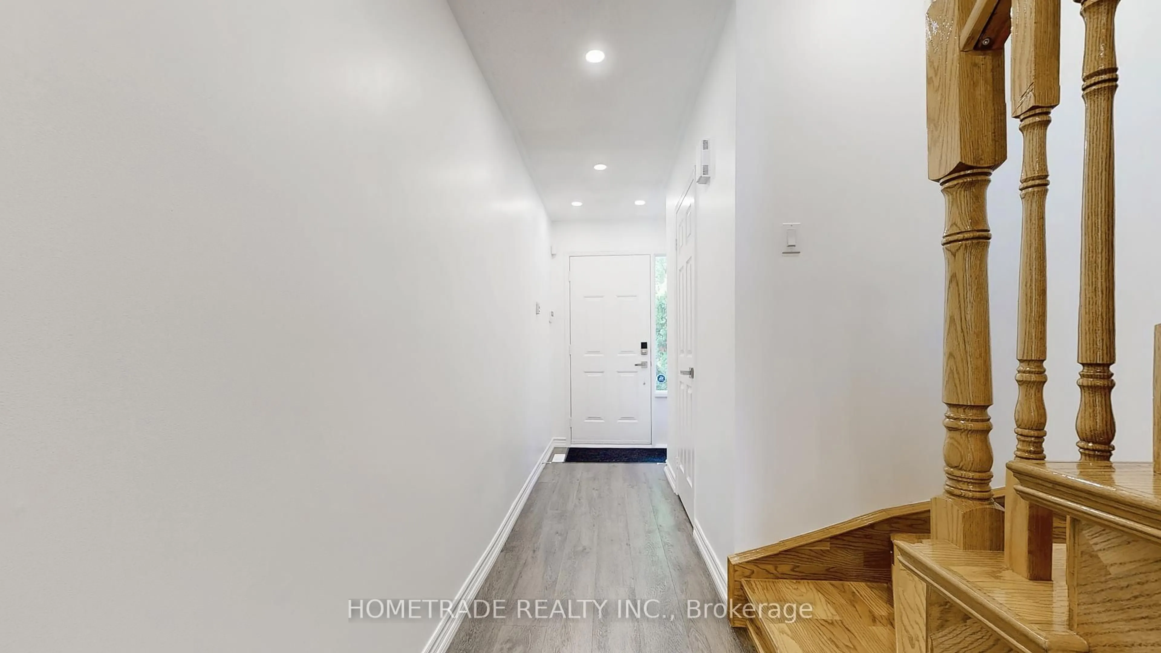 Indoor entryway for 532 Steddick Crt, Mississauga Ontario L5R 3T1