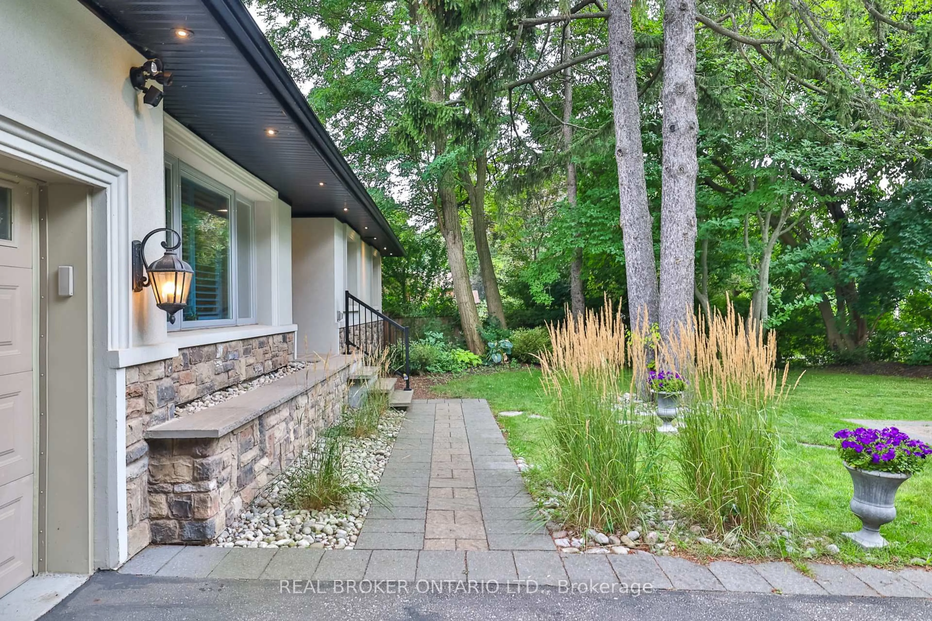 Patio, street for 2054 Rebecca St, Oakville Ontario L6L 2A2