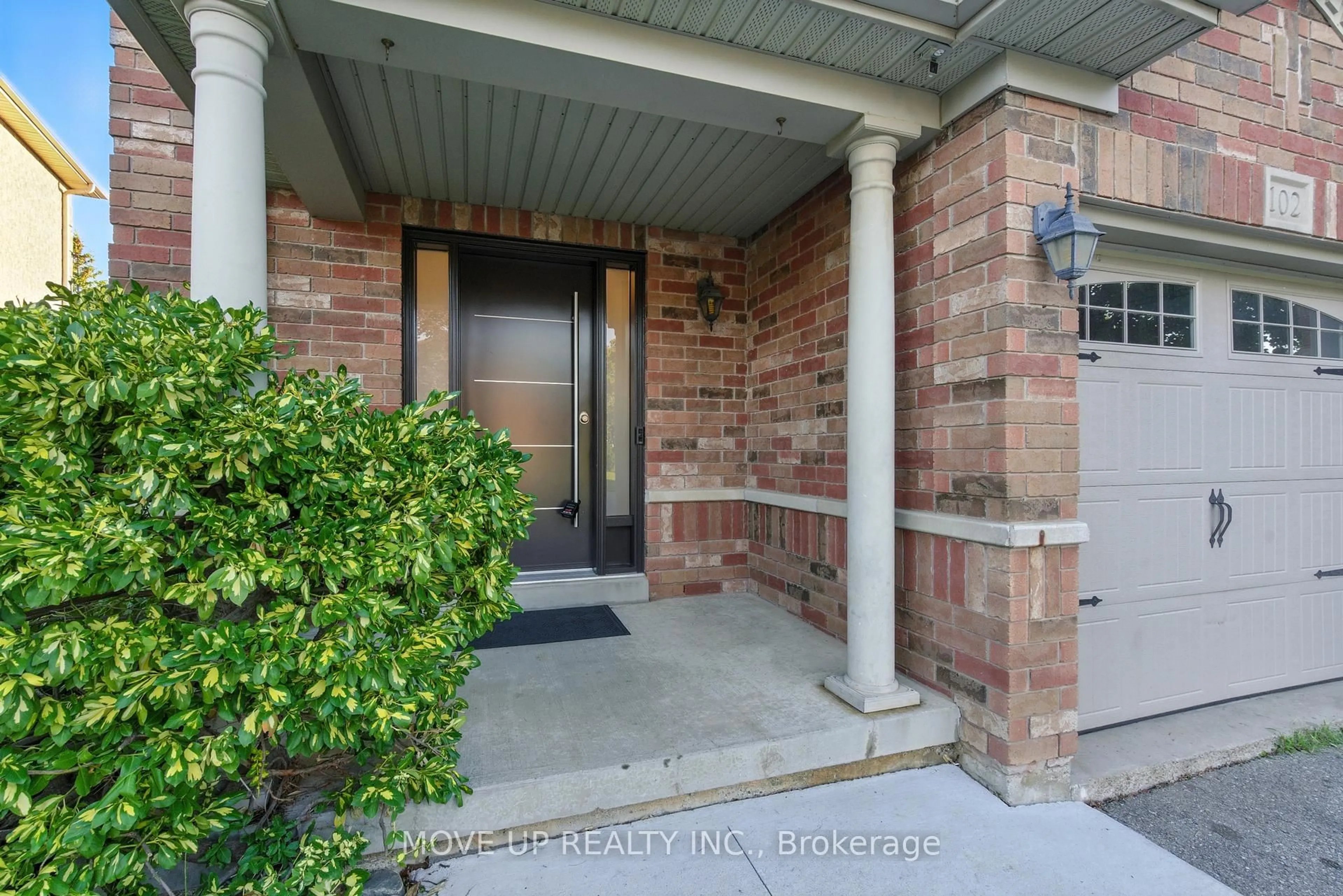 Indoor entryway for 102 Trudelle Cres, Brampton Ontario L7A 2Z3