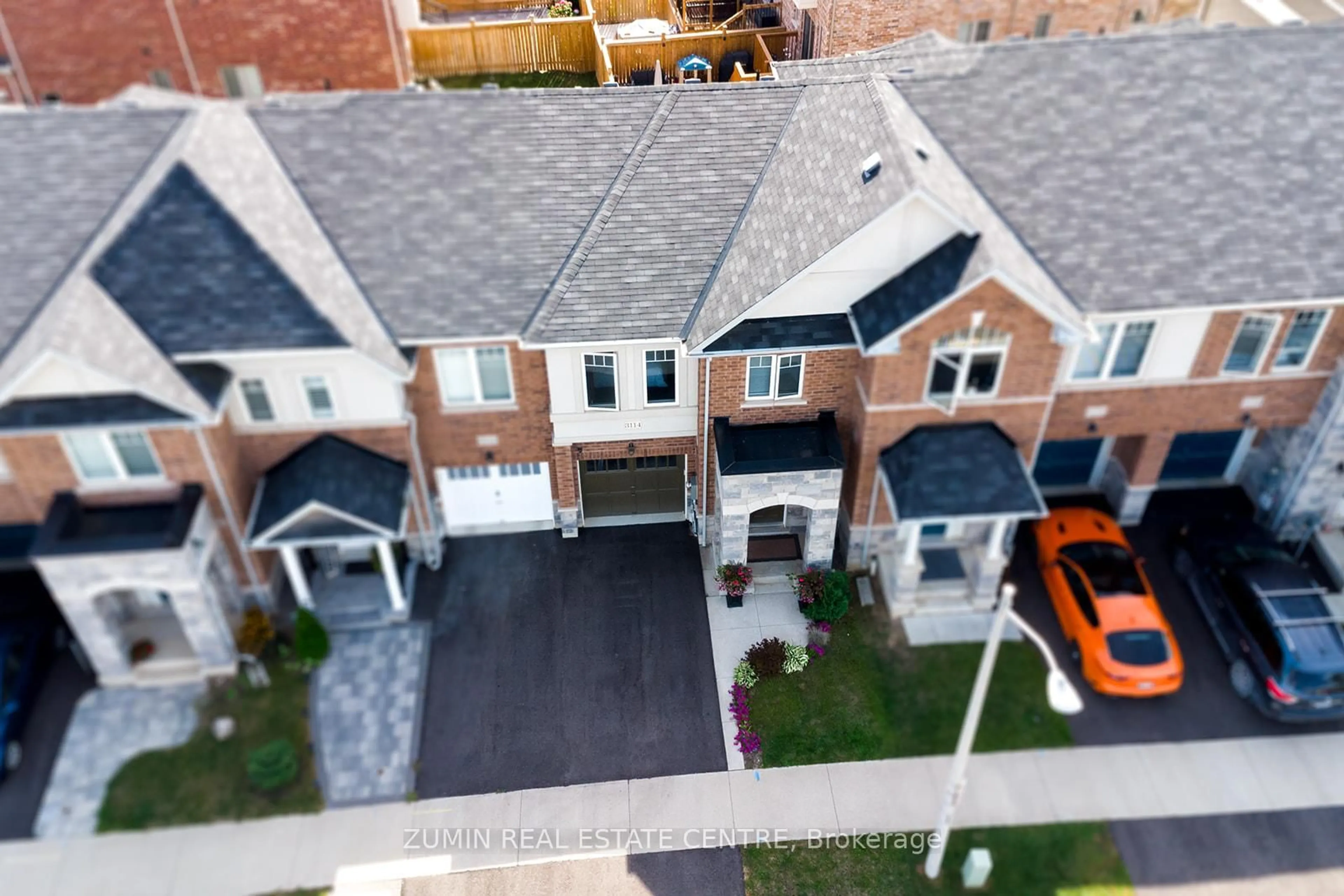 A pic from outside/outdoor area/front of a property/back of a property/a pic from drone, street for 3114 Michelangelo Rd, Burlington Ontario L7M 0Z7