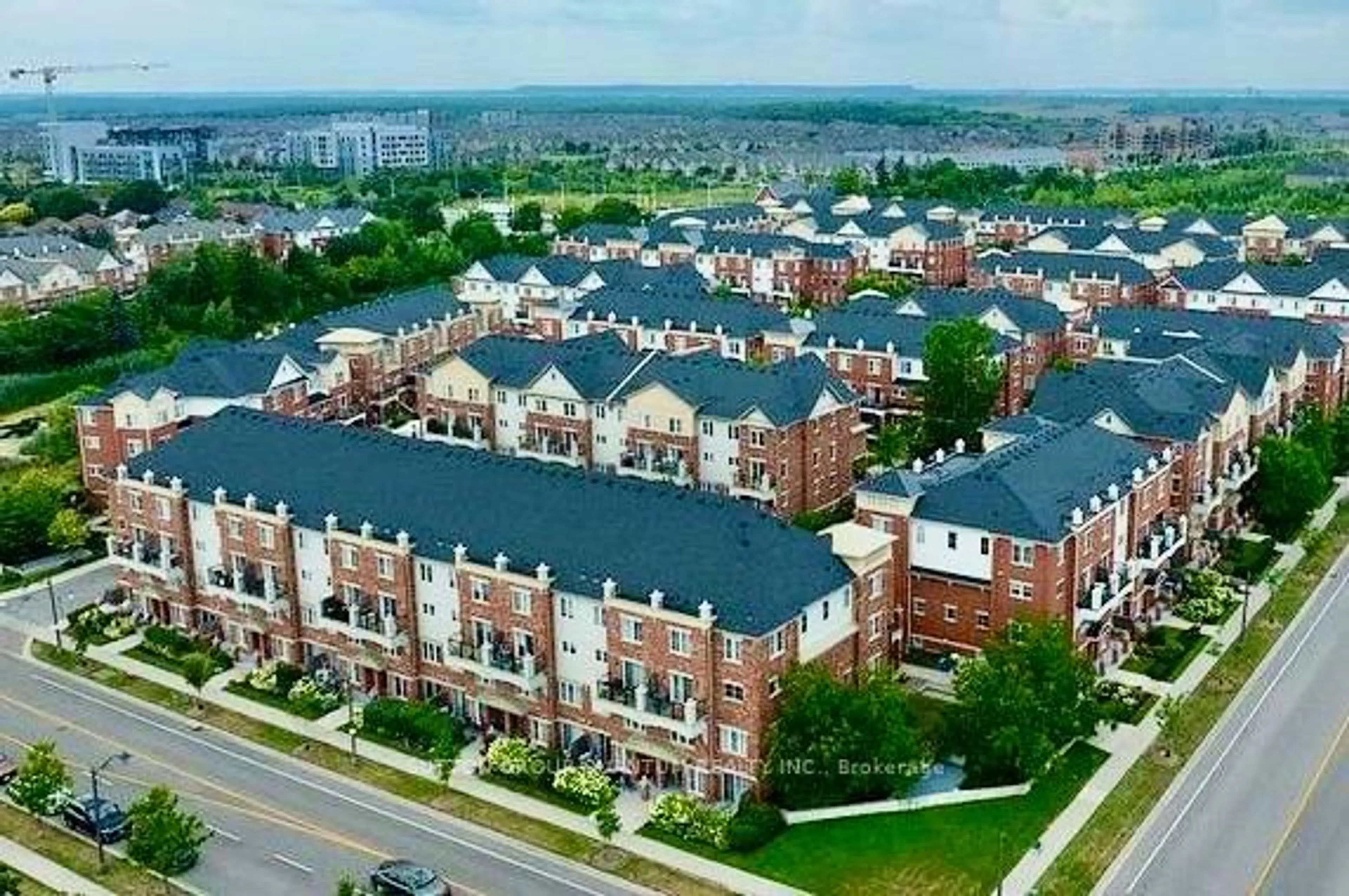 A pic from outside/outdoor area/front of a property/back of a property/a pic from drone, unknown for 47 HAYS Blvd #21, Oakville Ontario L6H 0J1