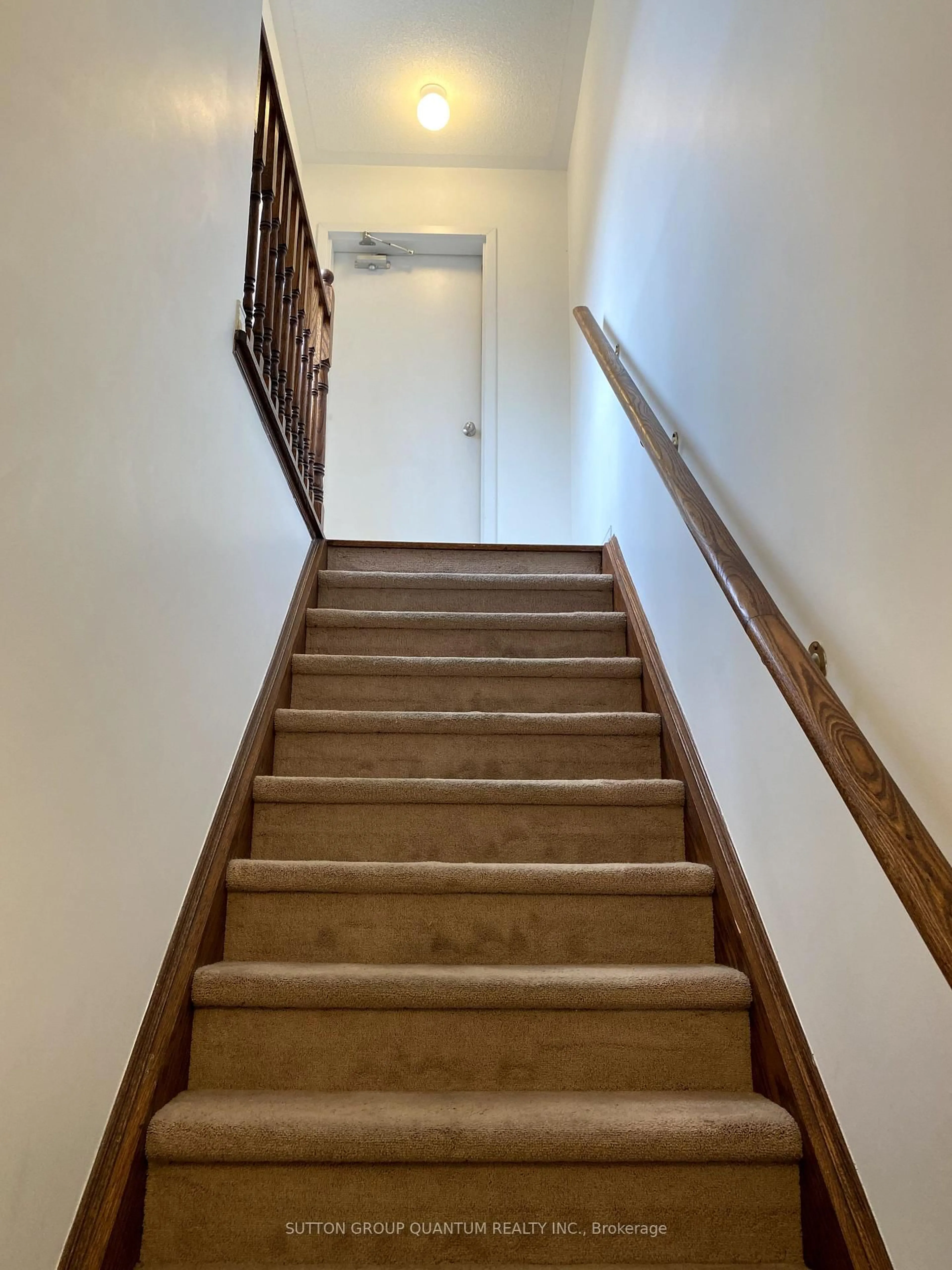 Stairs for 47 HAYS Blvd #21, Oakville Ontario L6H 0J1