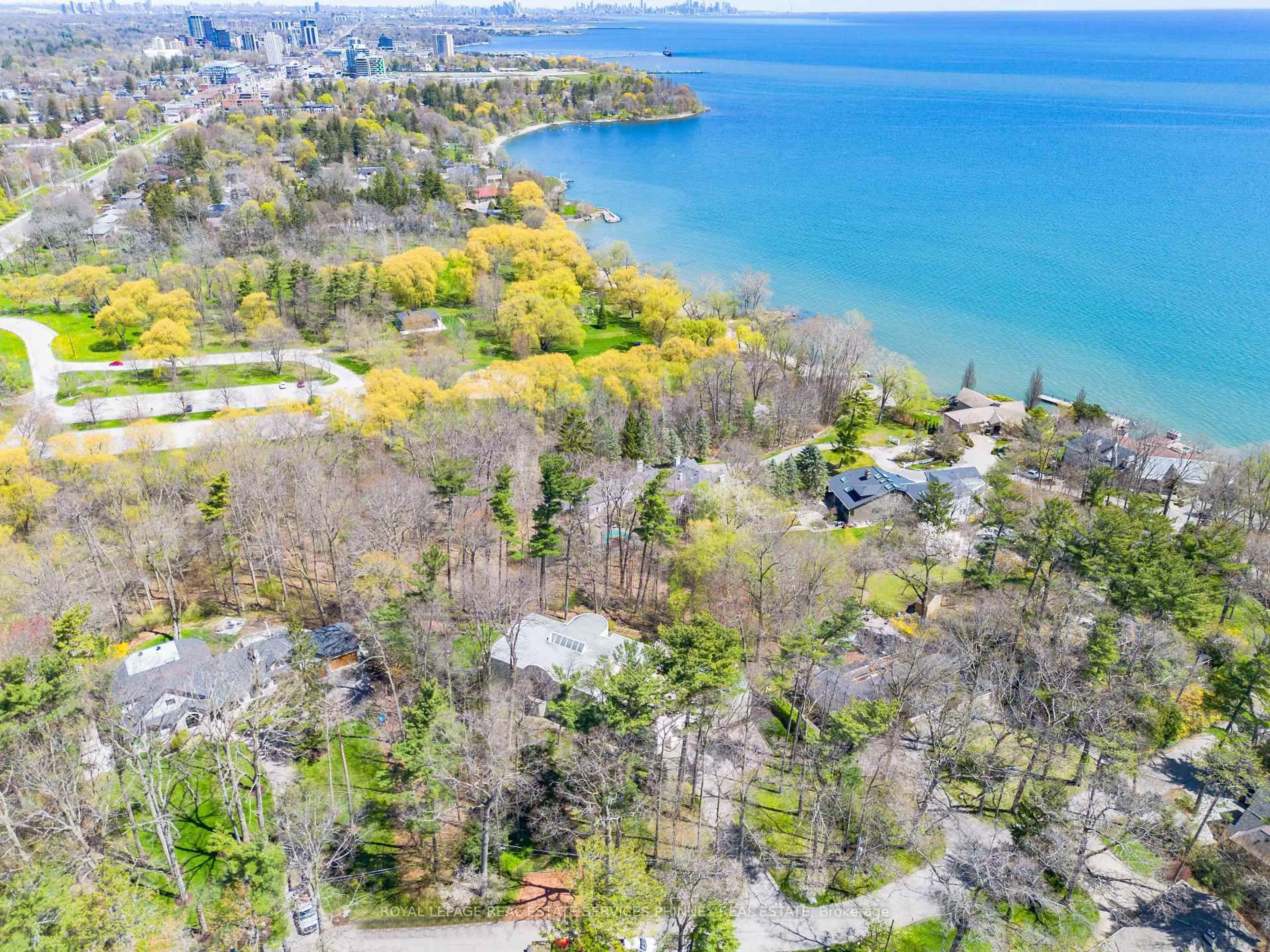 A pic from outside/outdoor area/front of a property/back of a property/a pic from drone, water/lake/river/ocean view for 937 WHITTIER Cres, Mississauga Ontario L5H 2X4