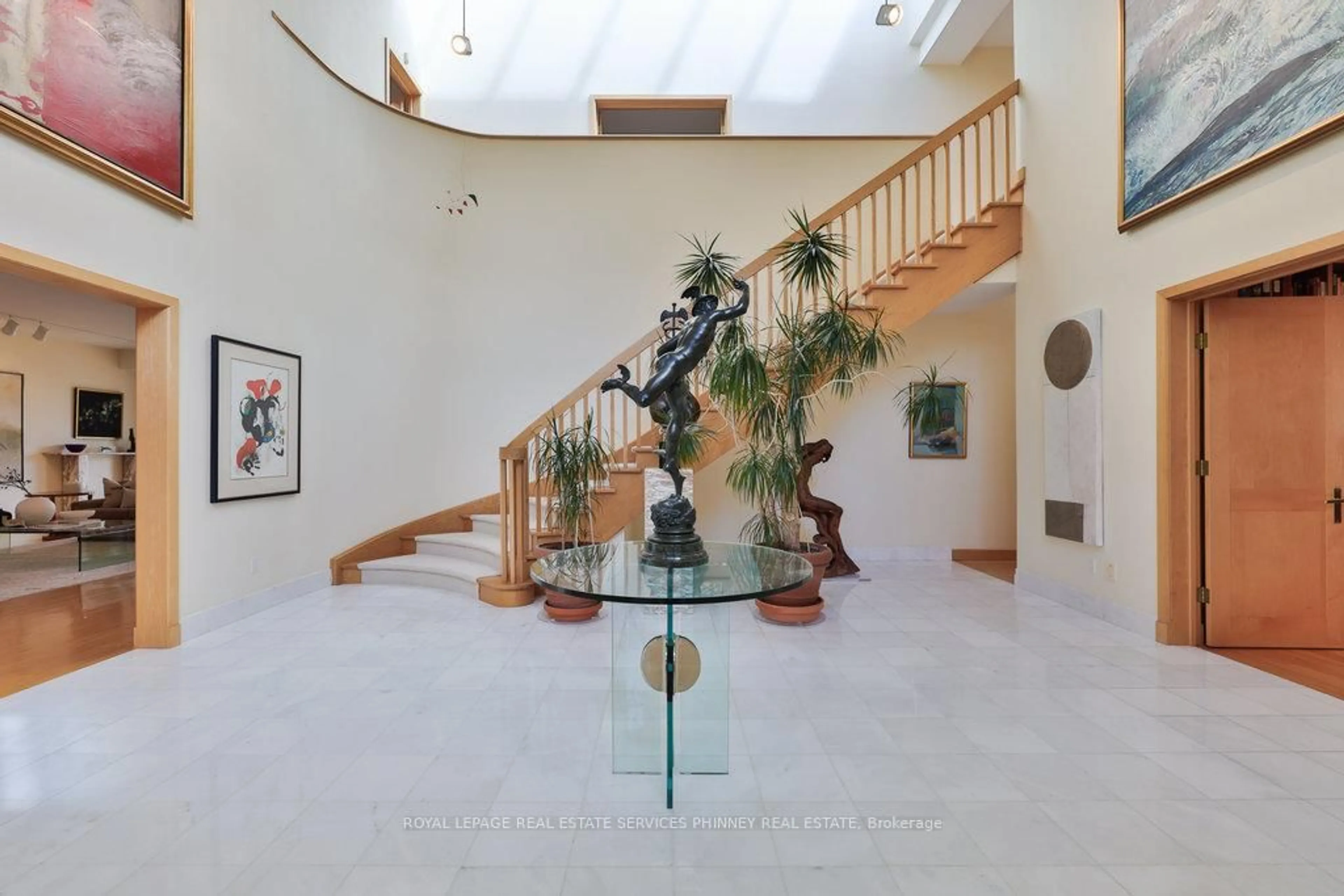 Indoor foyer for 937 WHITTIER Cres, Mississauga Ontario L5H 2X4