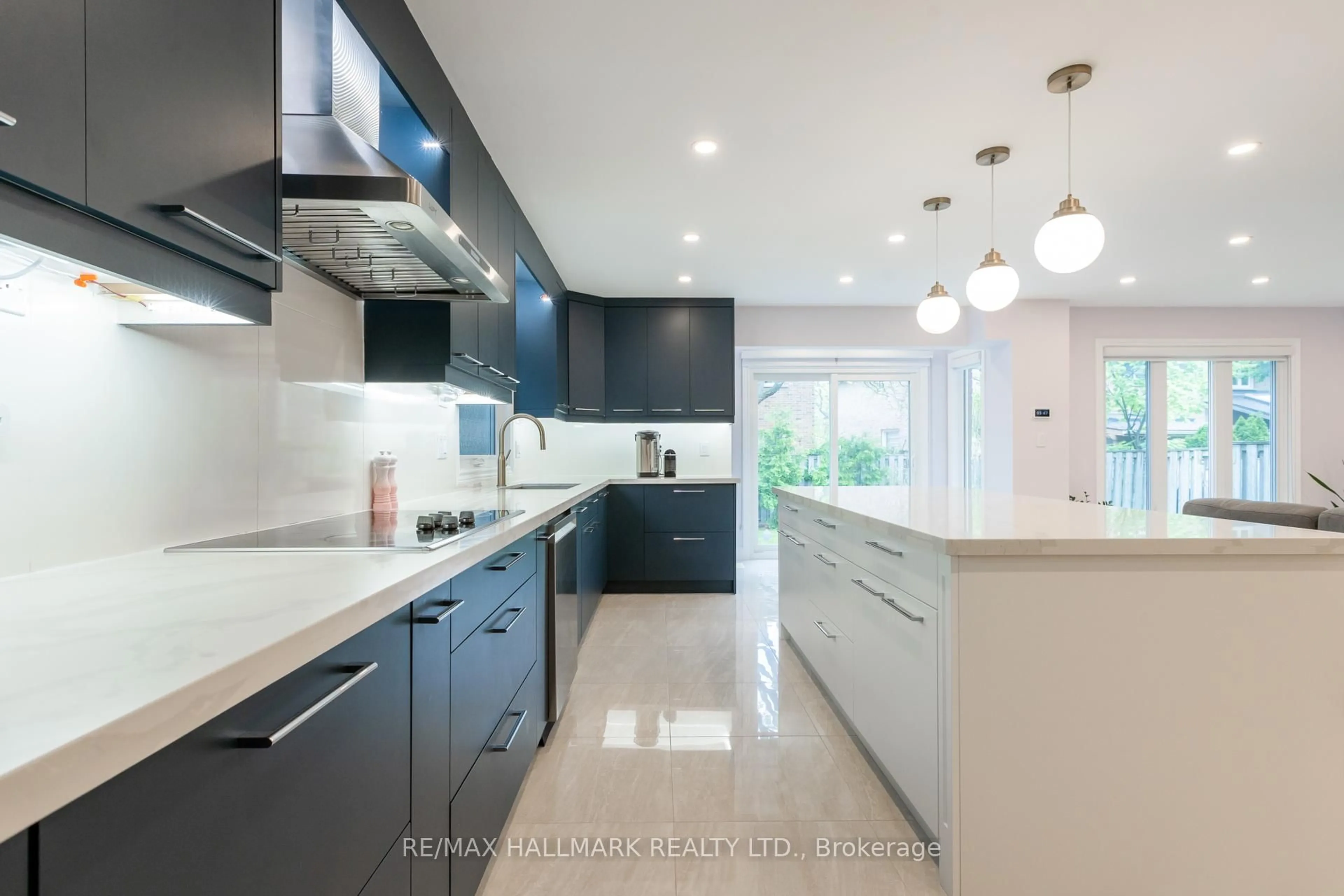 Contemporary kitchen, ceramic/tile floor for 1309 Sweetbirch Crt, Mississauga Ontario L5C 3R4
