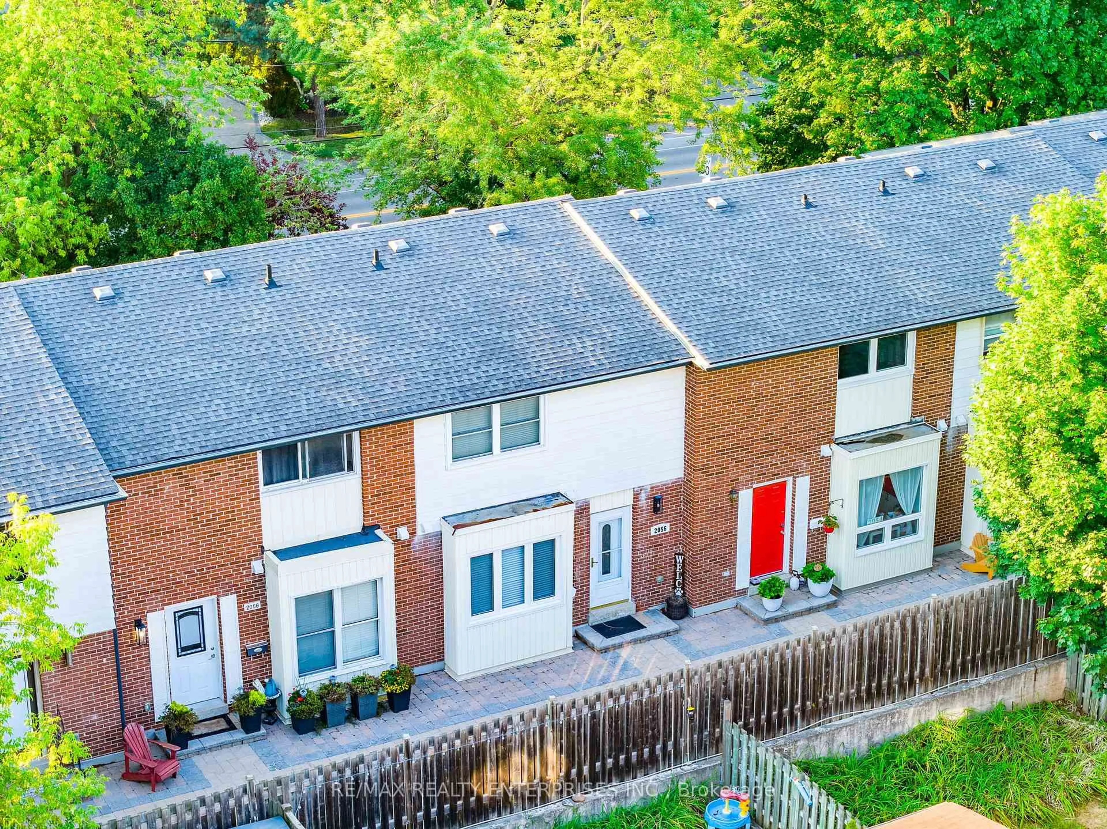 A pic from outside/outdoor area/front of a property/back of a property/a pic from drone, street for 2056 Lakeshore Rd #5, Oakville Ontario L6L 1G7