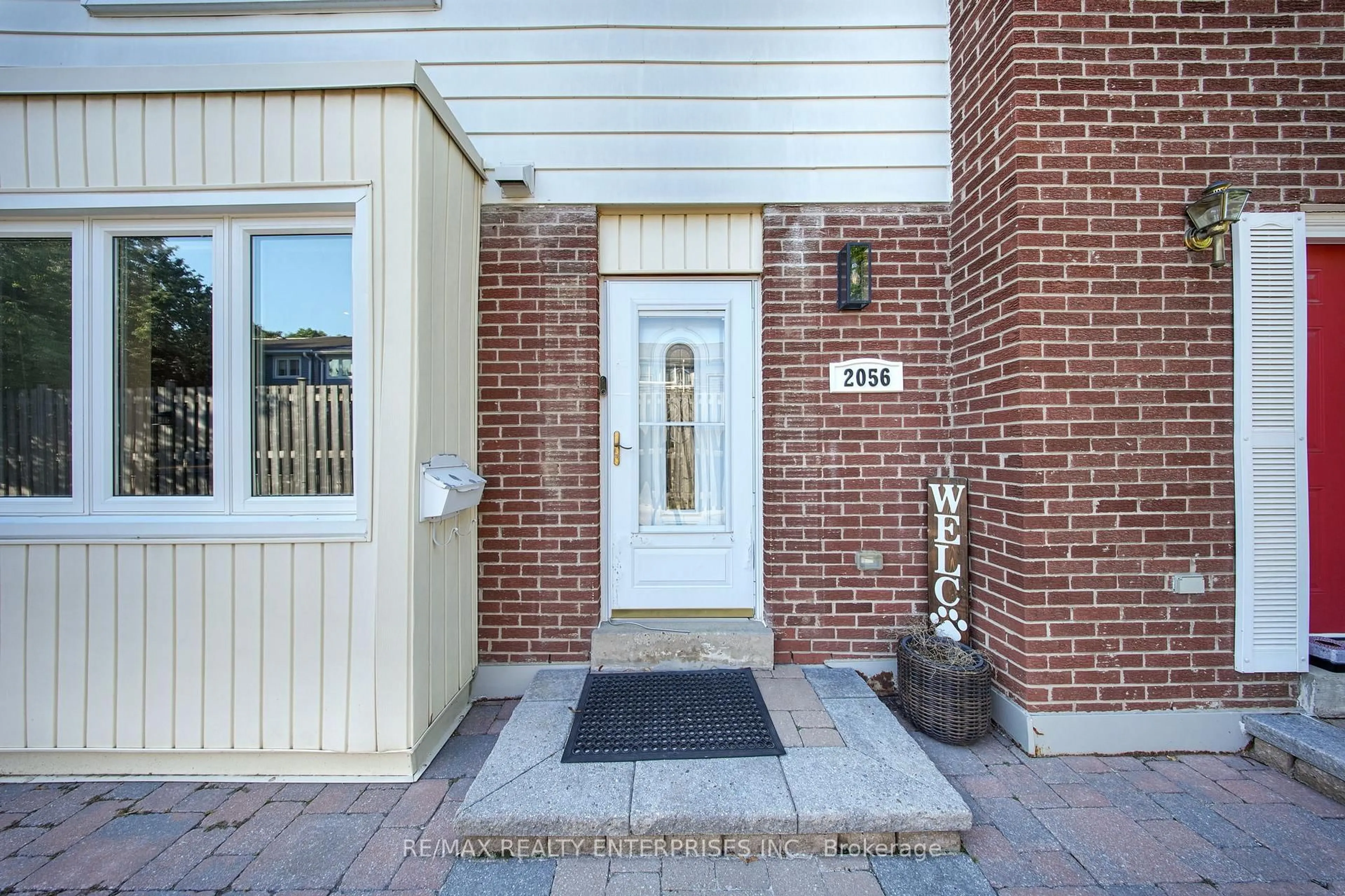 Unknown for 2056 Lakeshore Rd #5, Oakville Ontario L6L 1G7