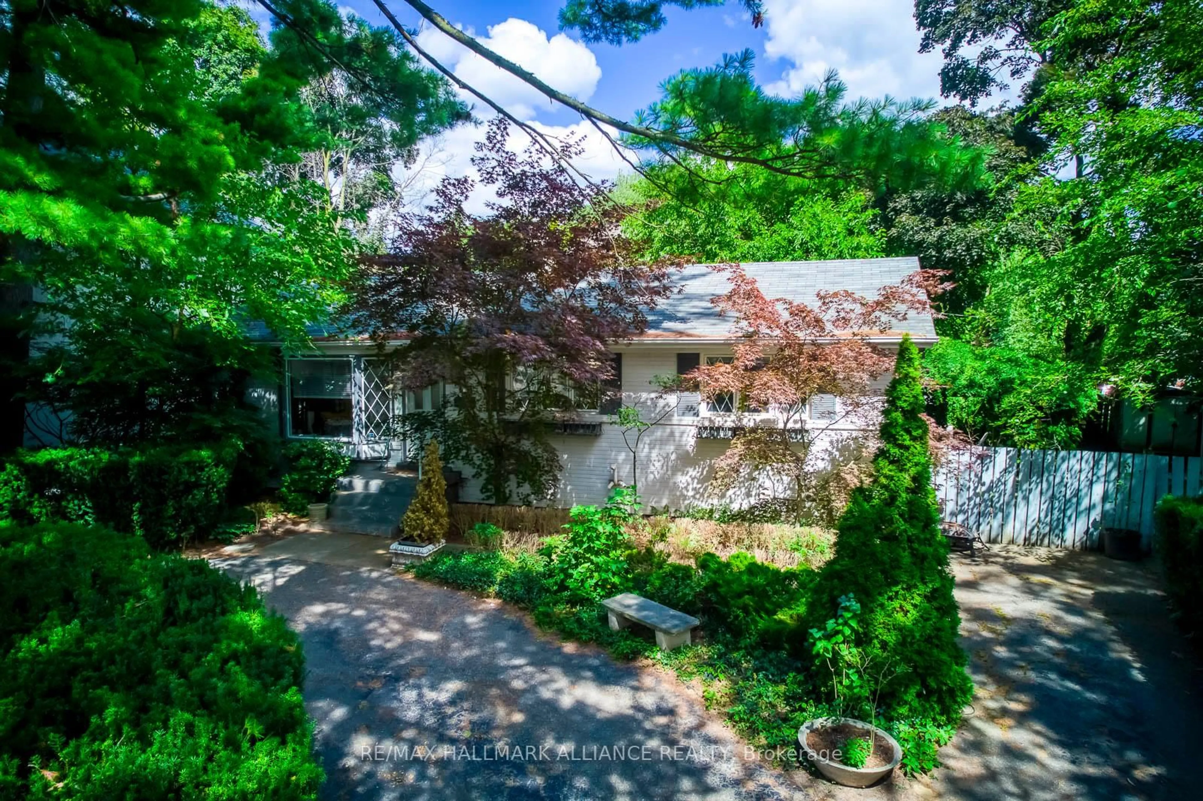 A pic from outside/outdoor area/front of a property/back of a property/a pic from drone, street for 463 Drummond Rd, Oakville Ontario L6J 4L7