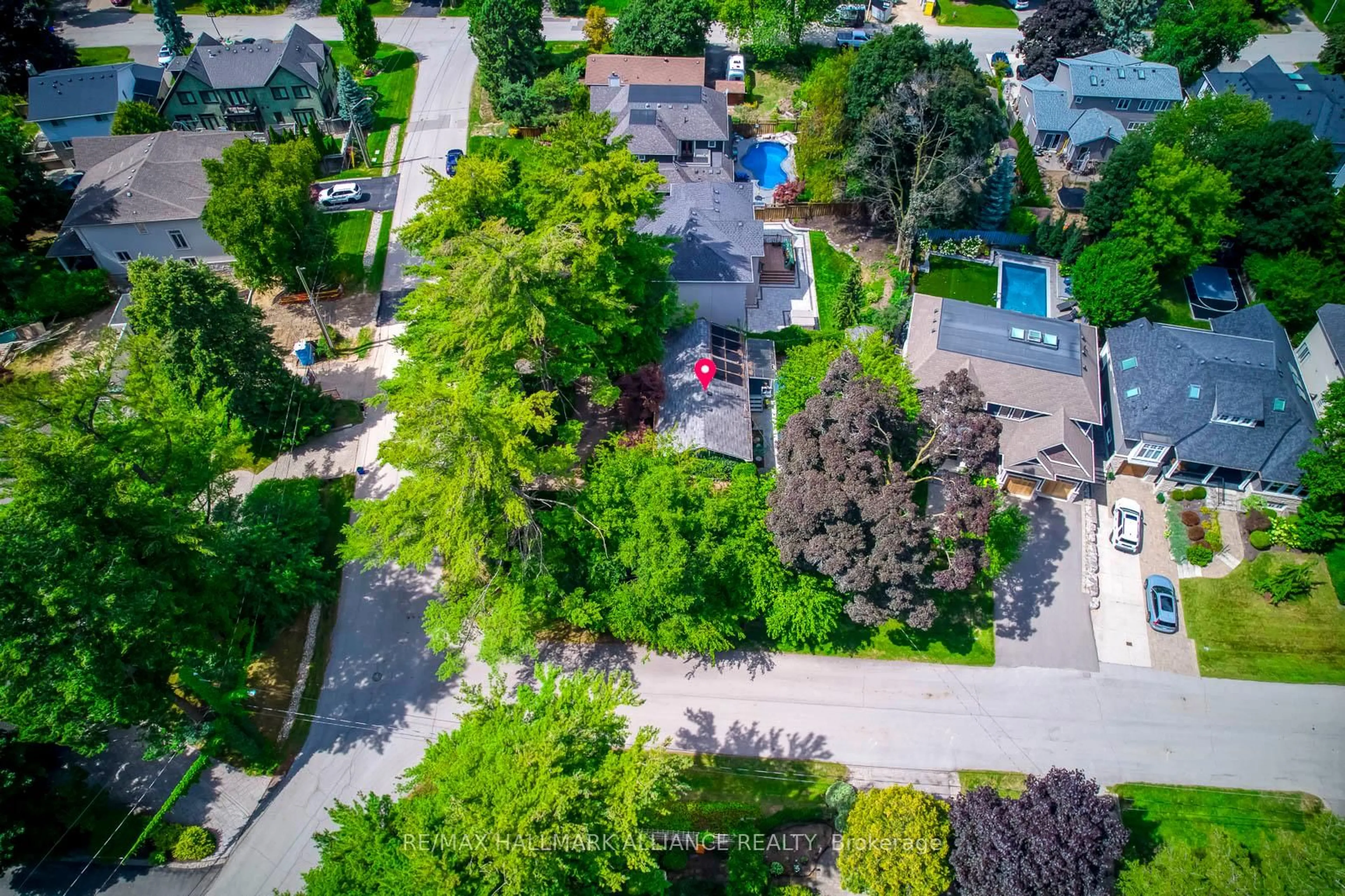 A pic from outside/outdoor area/front of a property/back of a property/a pic from drone, street for 463 Drummond Rd, Oakville Ontario L6J 4L7
