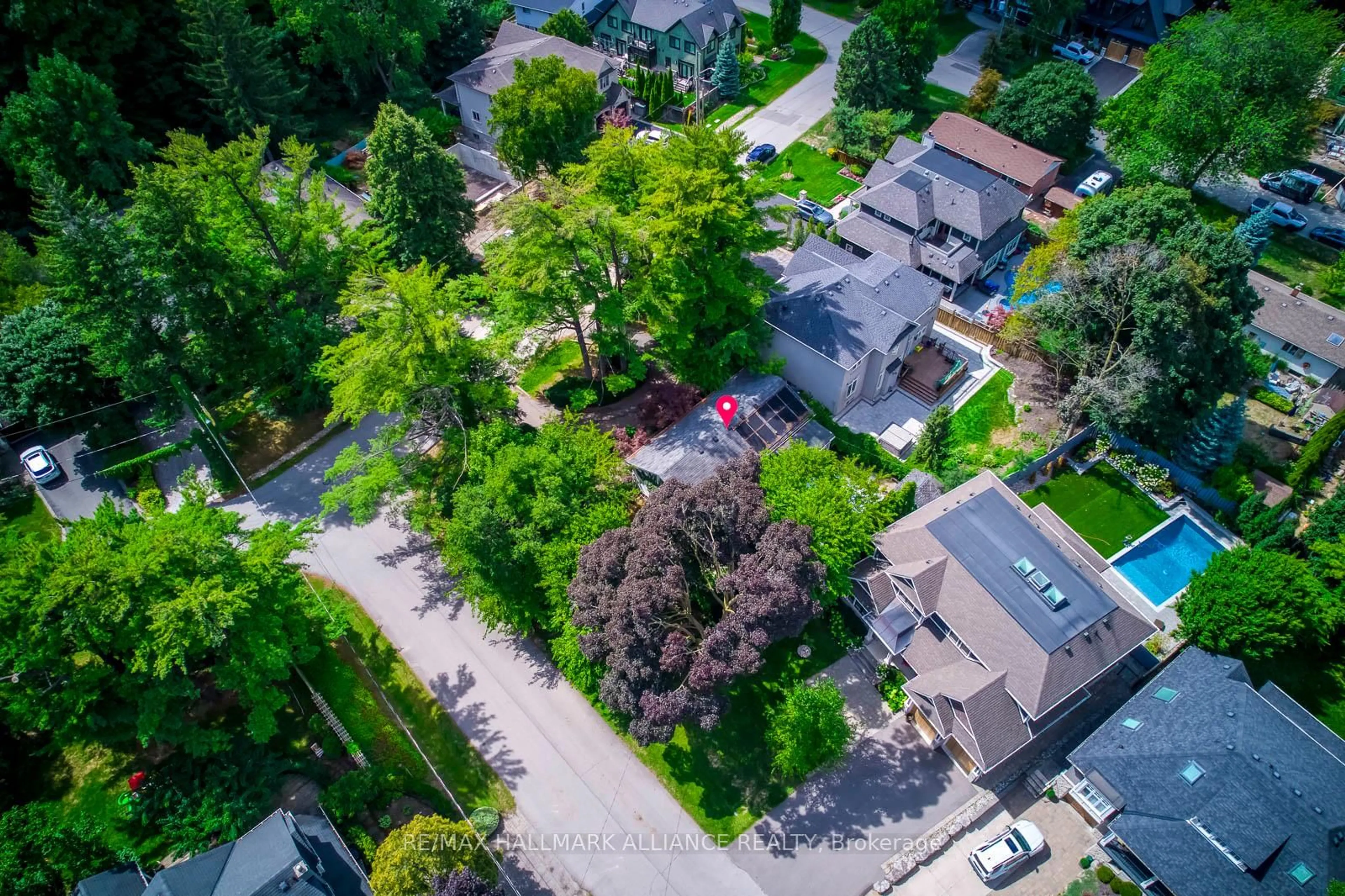 A pic from outside/outdoor area/front of a property/back of a property/a pic from drone, street for 463 Drummond Rd, Oakville Ontario L6J 4L7