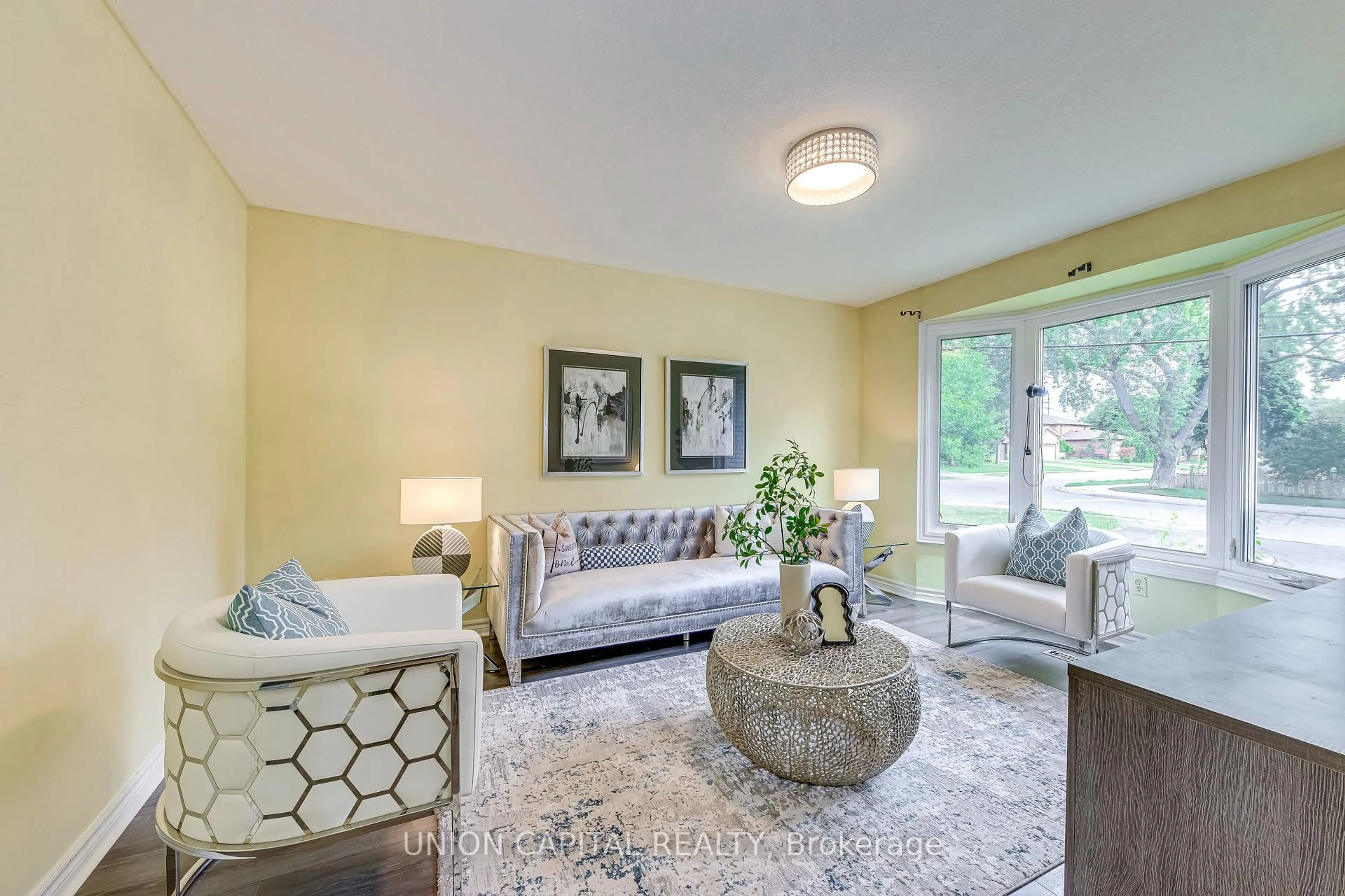 Living room with furniture, unknown for 1060 Glendor Ave, Burlington Ontario L7R 3V4