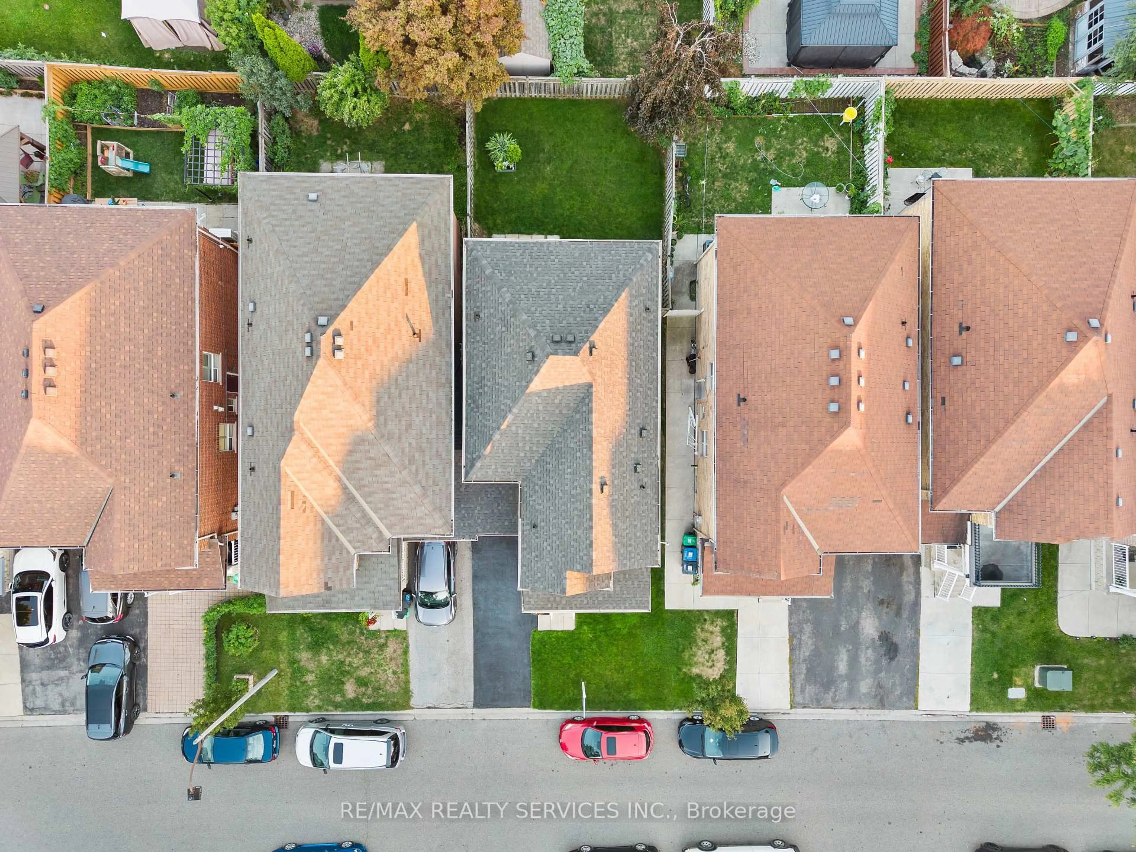 A pic from outside/outdoor area/front of a property/back of a property/a pic from drone, street for 37 Overture Lane, Brampton Ontario L6S 6H8